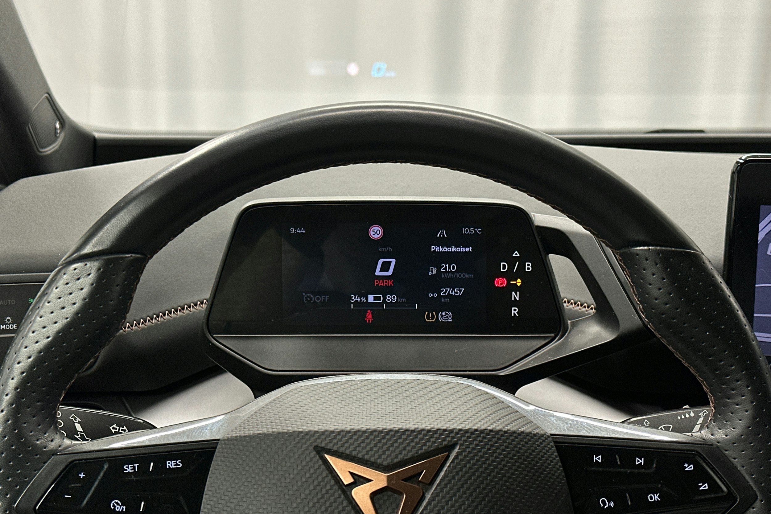 valkoinen CUPRA Born 2023 kuva 18.