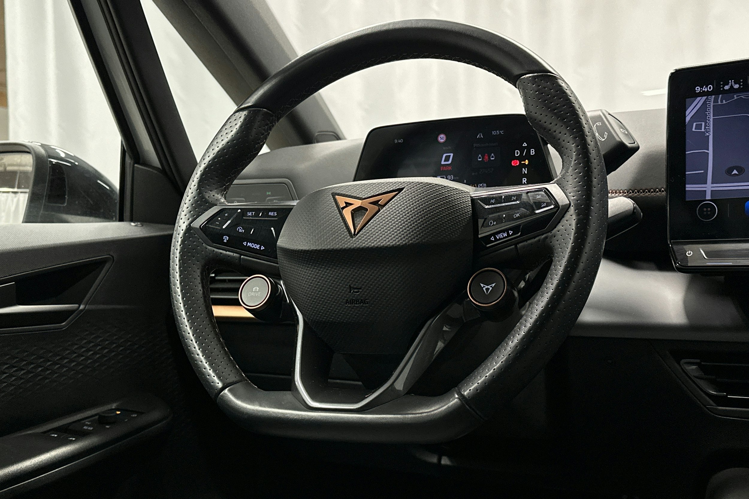 valkoinen CUPRA Born 2023 kuva 19.