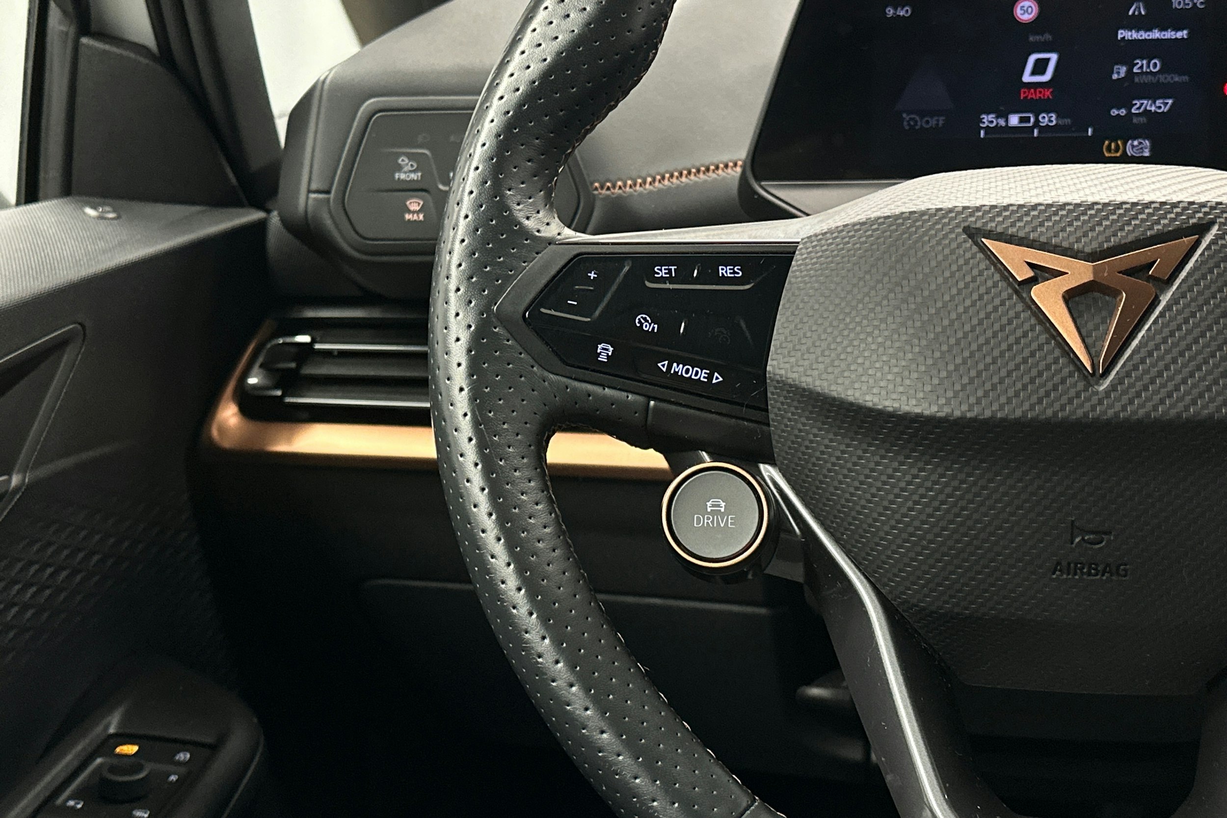 valkoinen CUPRA Born 2023 kuva 20.