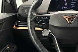 valkoinen CUPRA Born 2023 kuva 20.