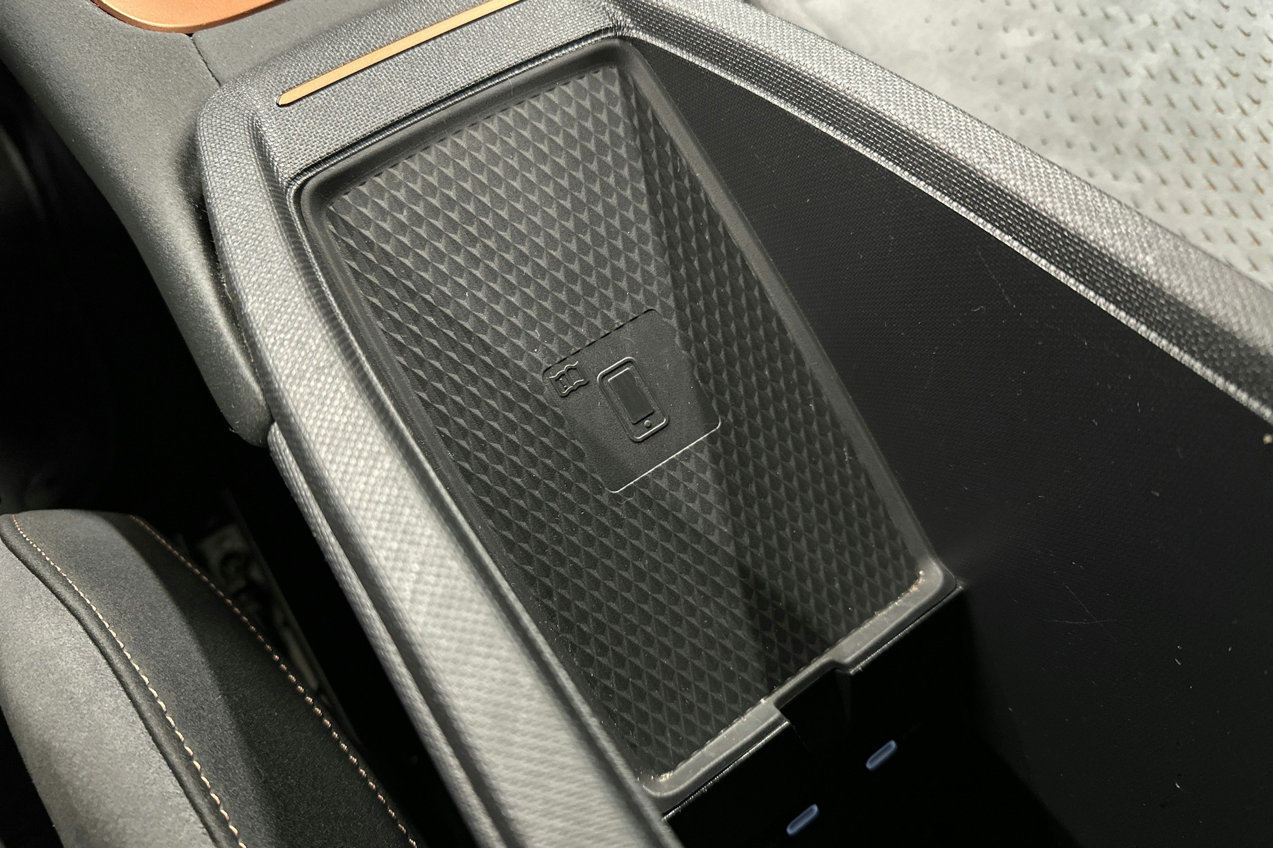 valkoinen CUPRA Born 2023 kuva 23.