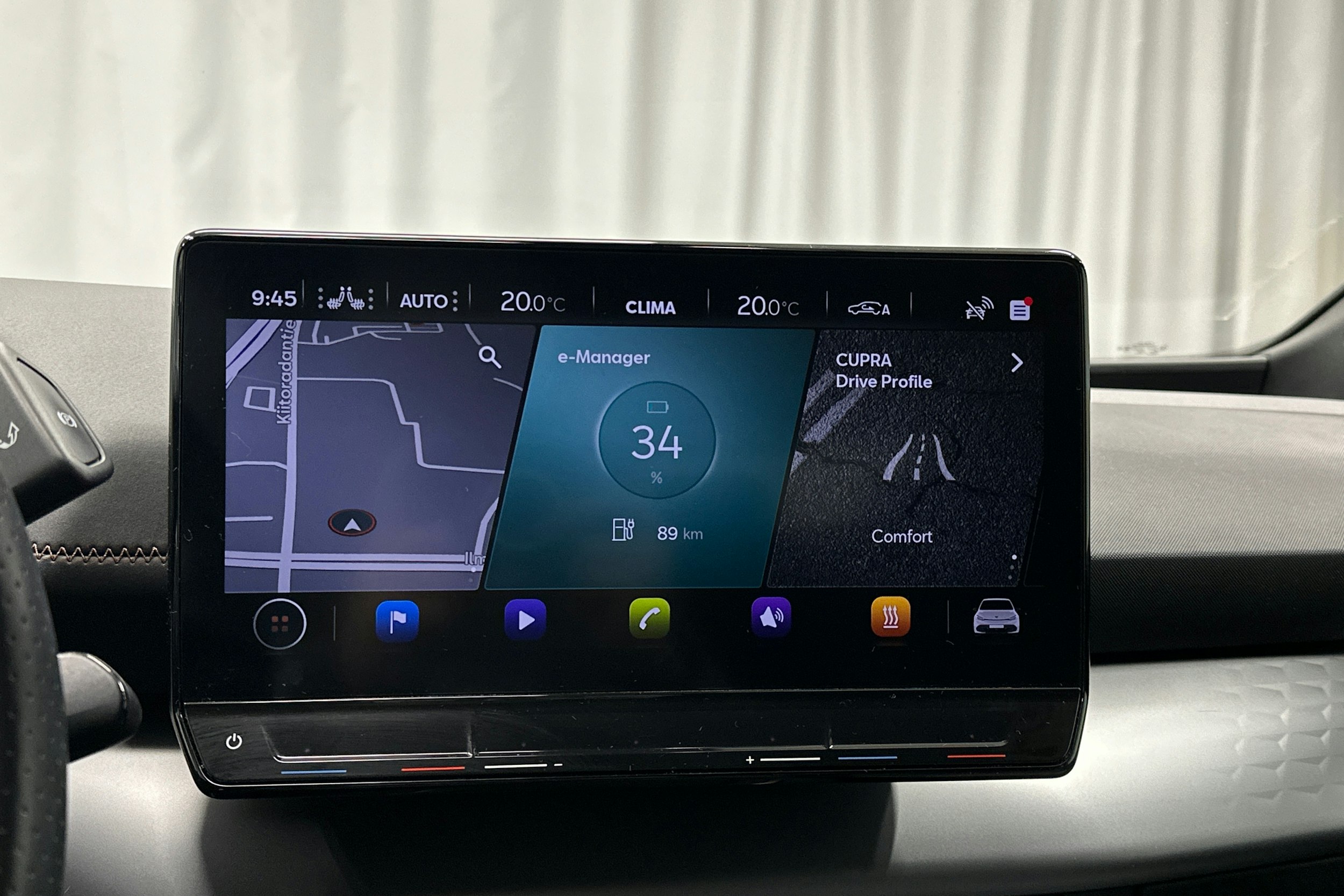 valkoinen CUPRA Born 2023 kuva 24.