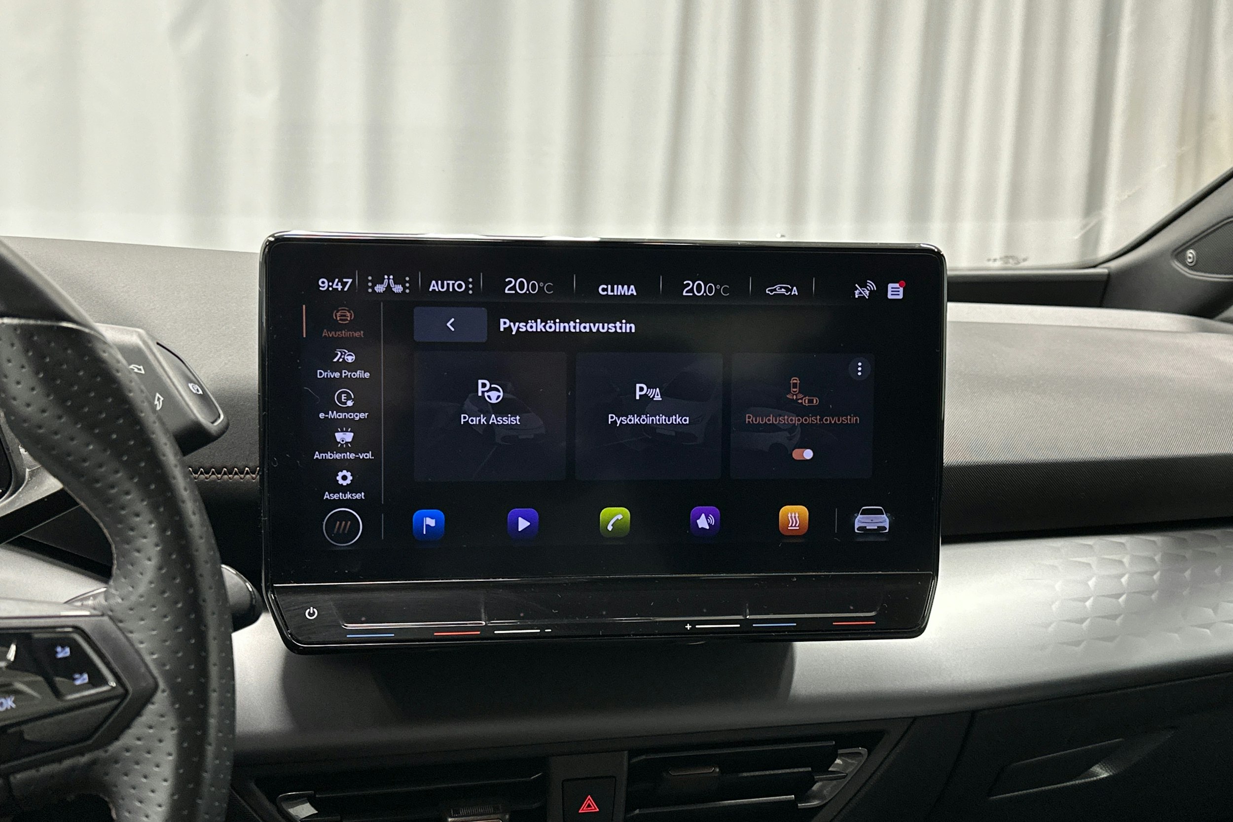 valkoinen CUPRA Born 2023 kuva 29.