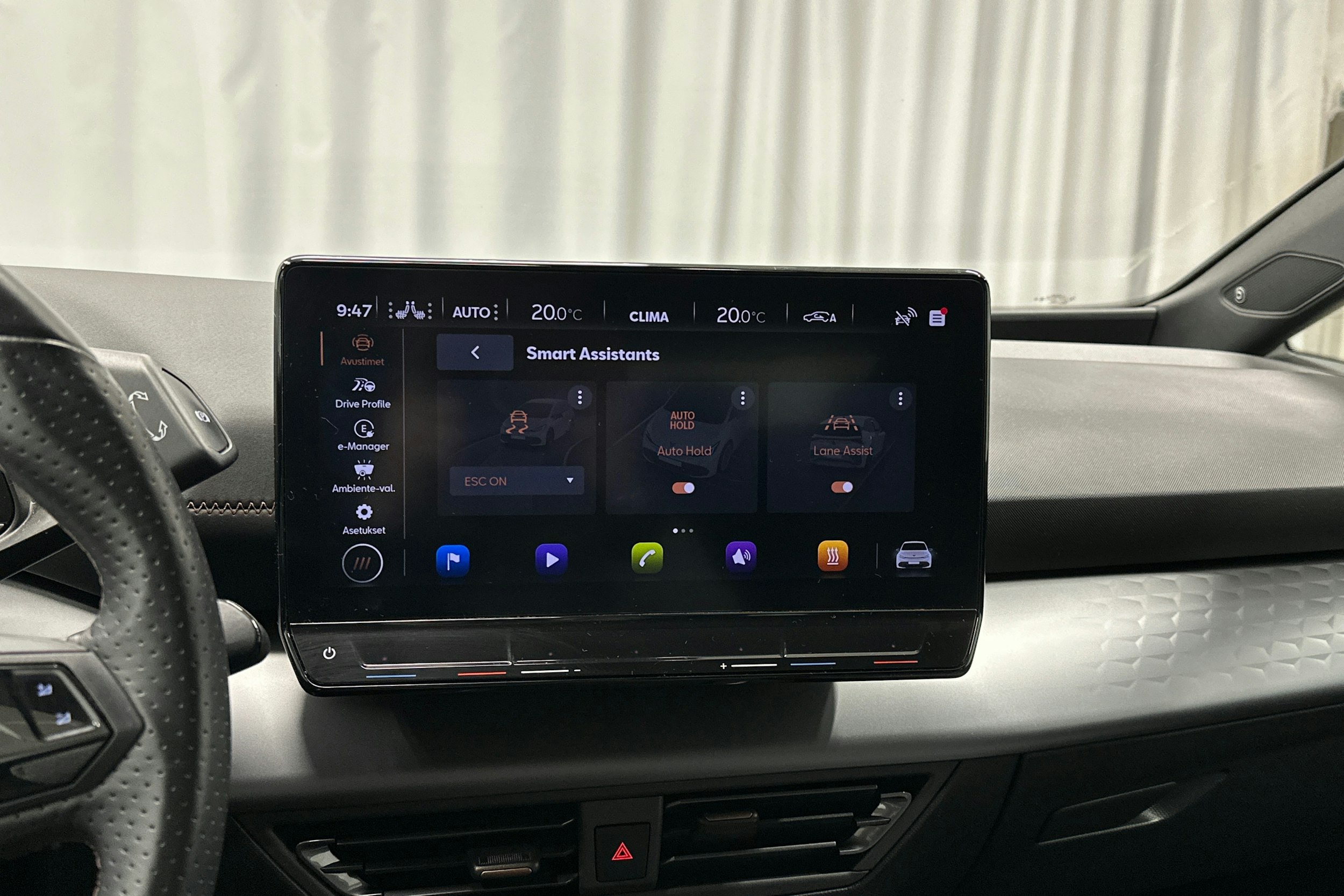 valkoinen CUPRA Born 2023 kuva 30.