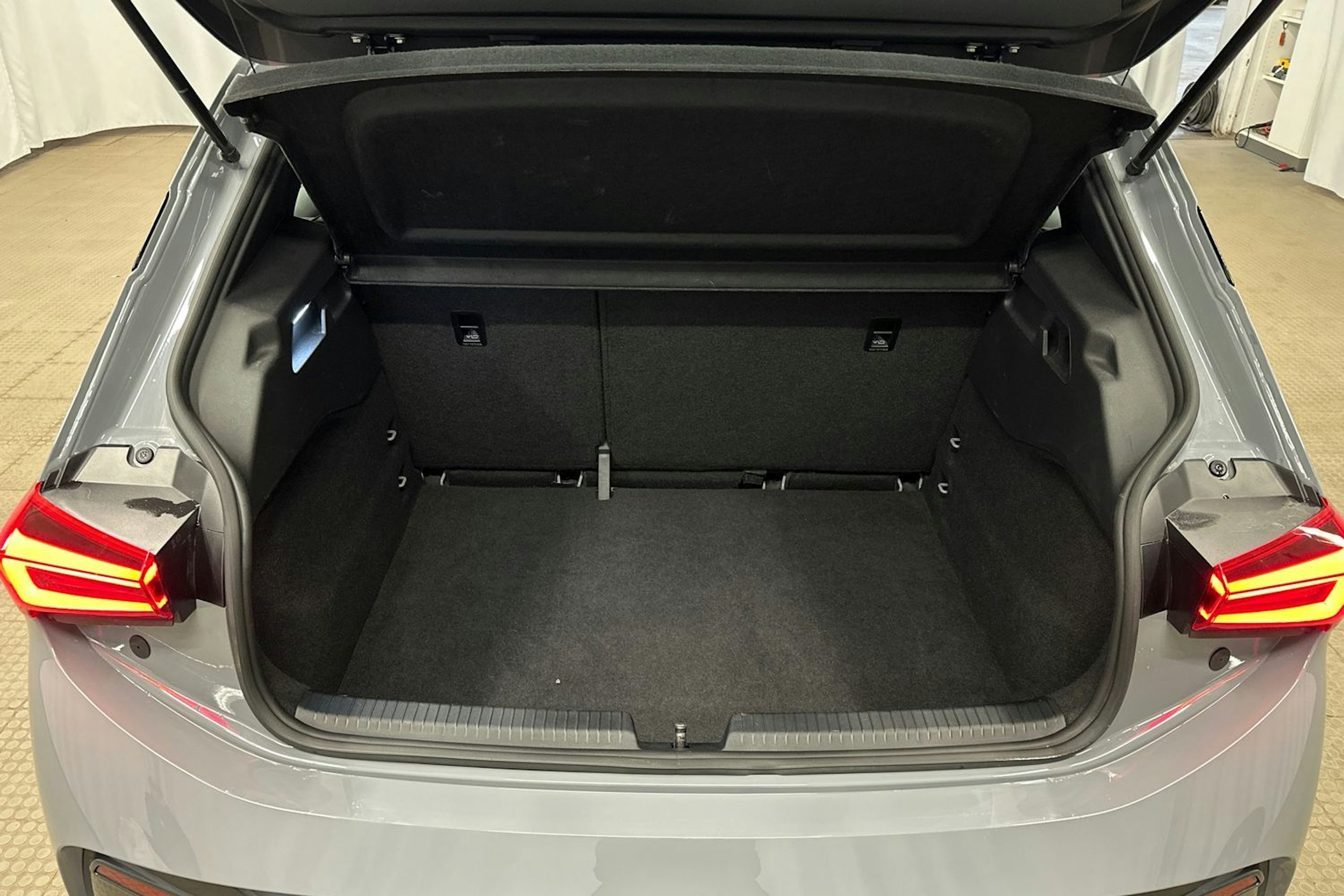 harmaa CUPRA Born 2023 kuva 14.