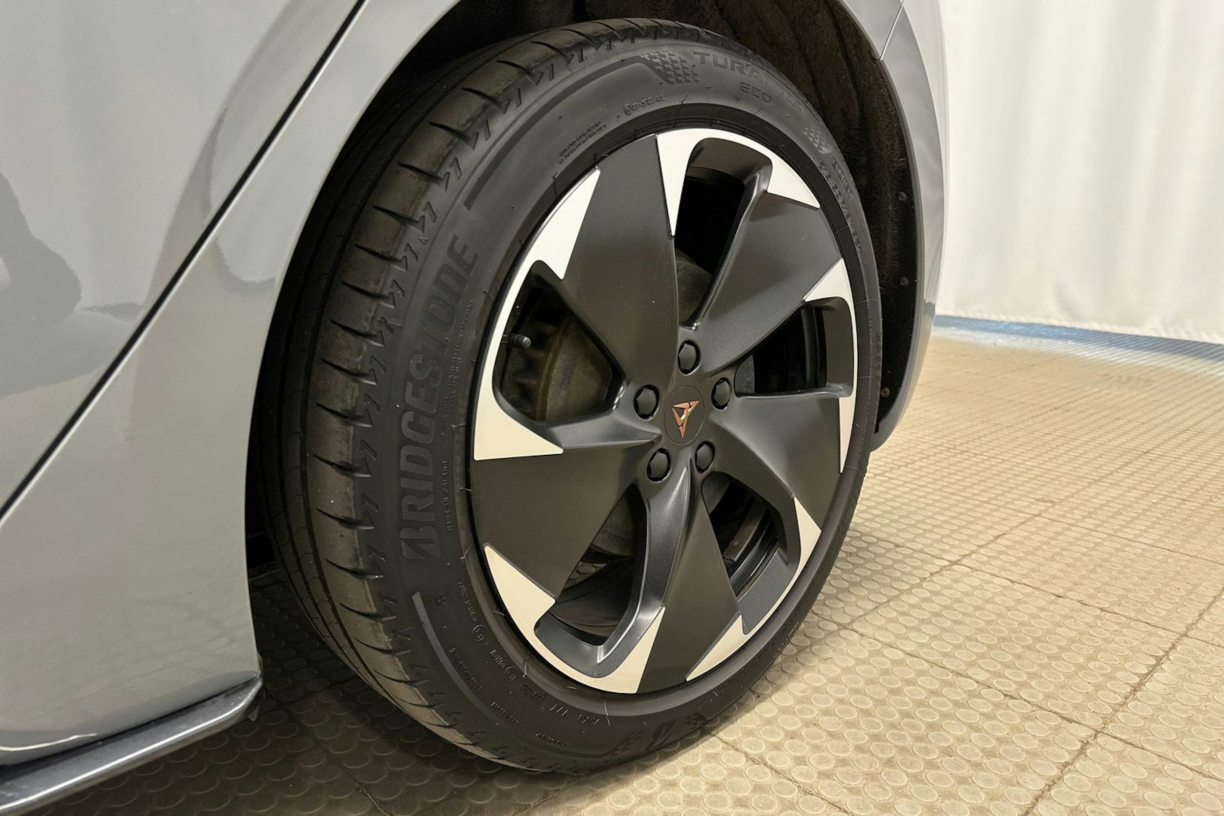 harmaa CUPRA Born 2023 kuva 13.