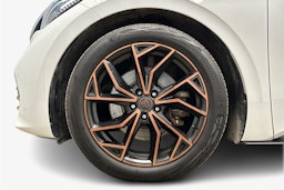 valkoinen CUPRA Born 2023 kuva 11.