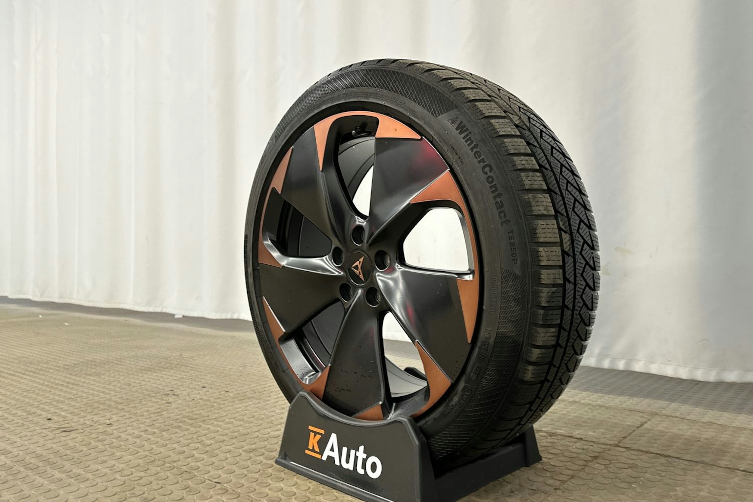 valkoinen CUPRA Born 2023 kuva 13.
