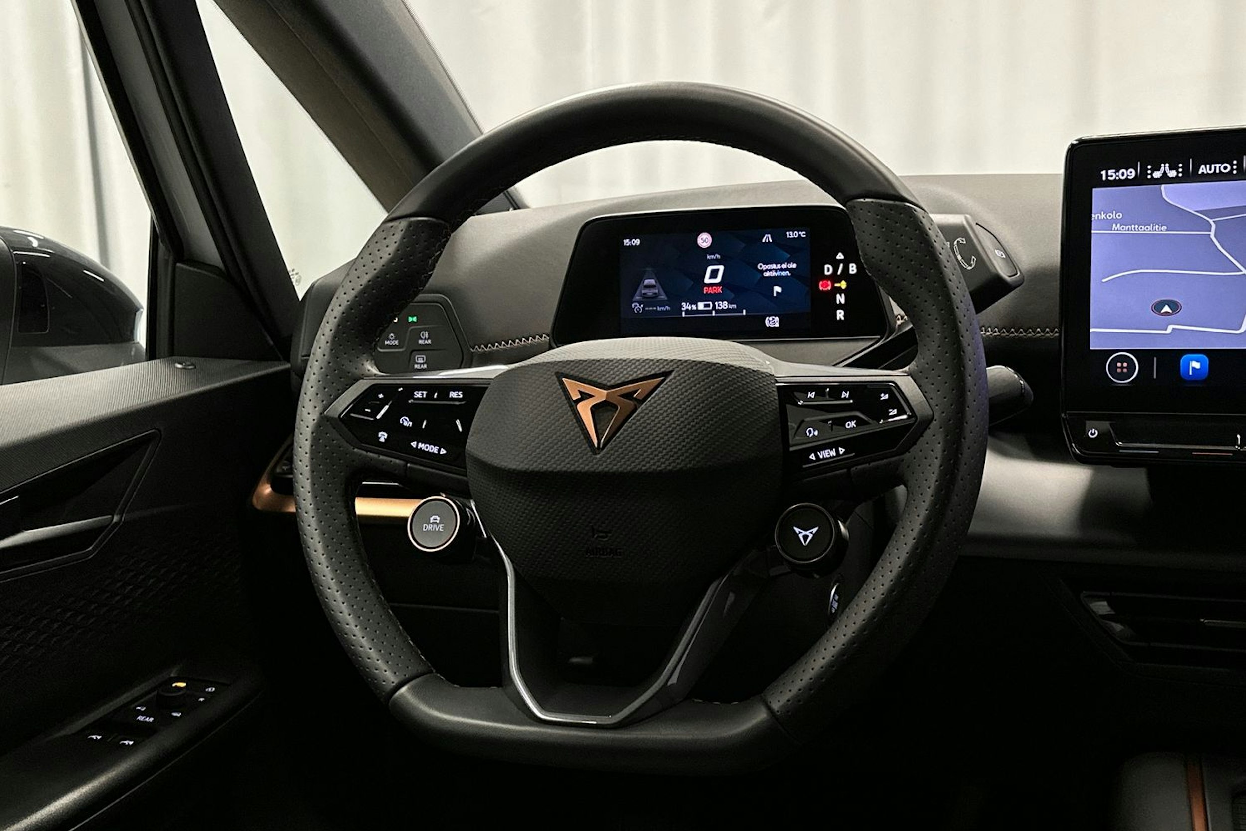 valkoinen CUPRA Born 2023 kuva 14.
