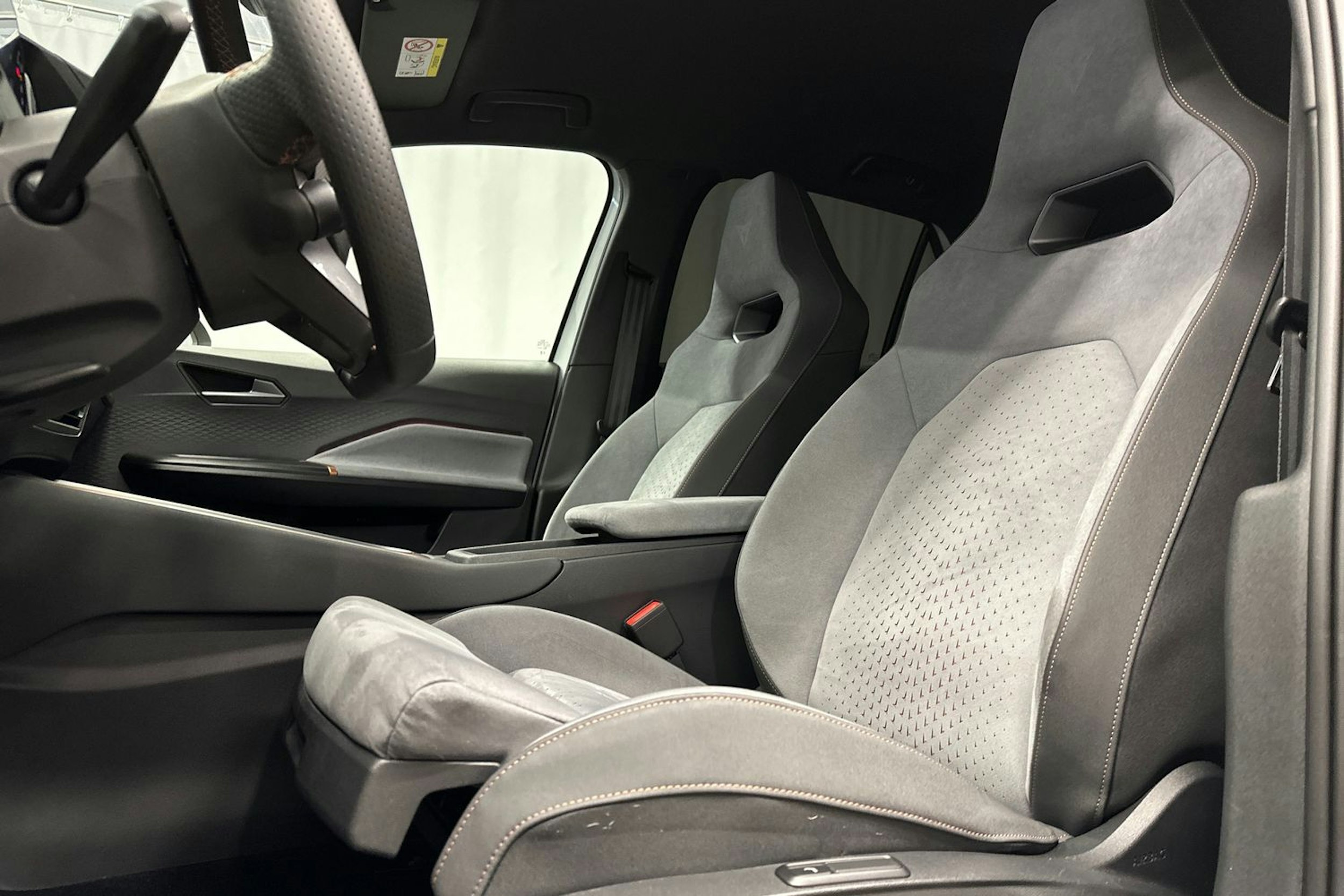 valkoinen CUPRA Born 2023 kuva 15.