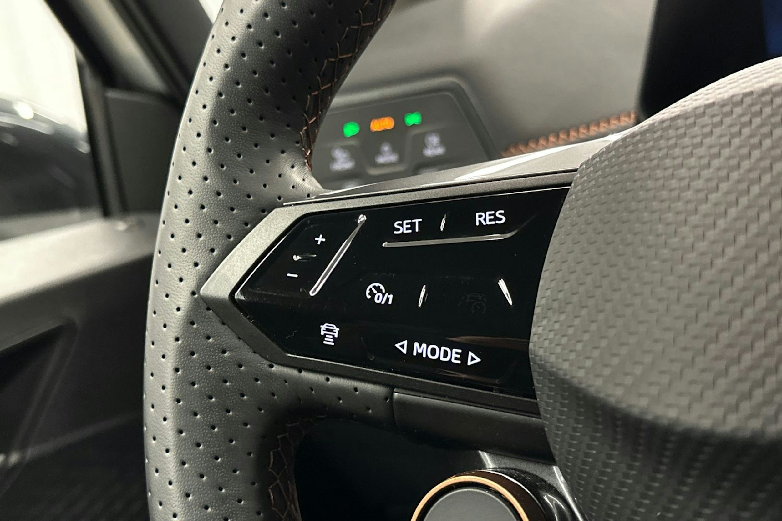 valkoinen CUPRA Born 2023 kuva 17.