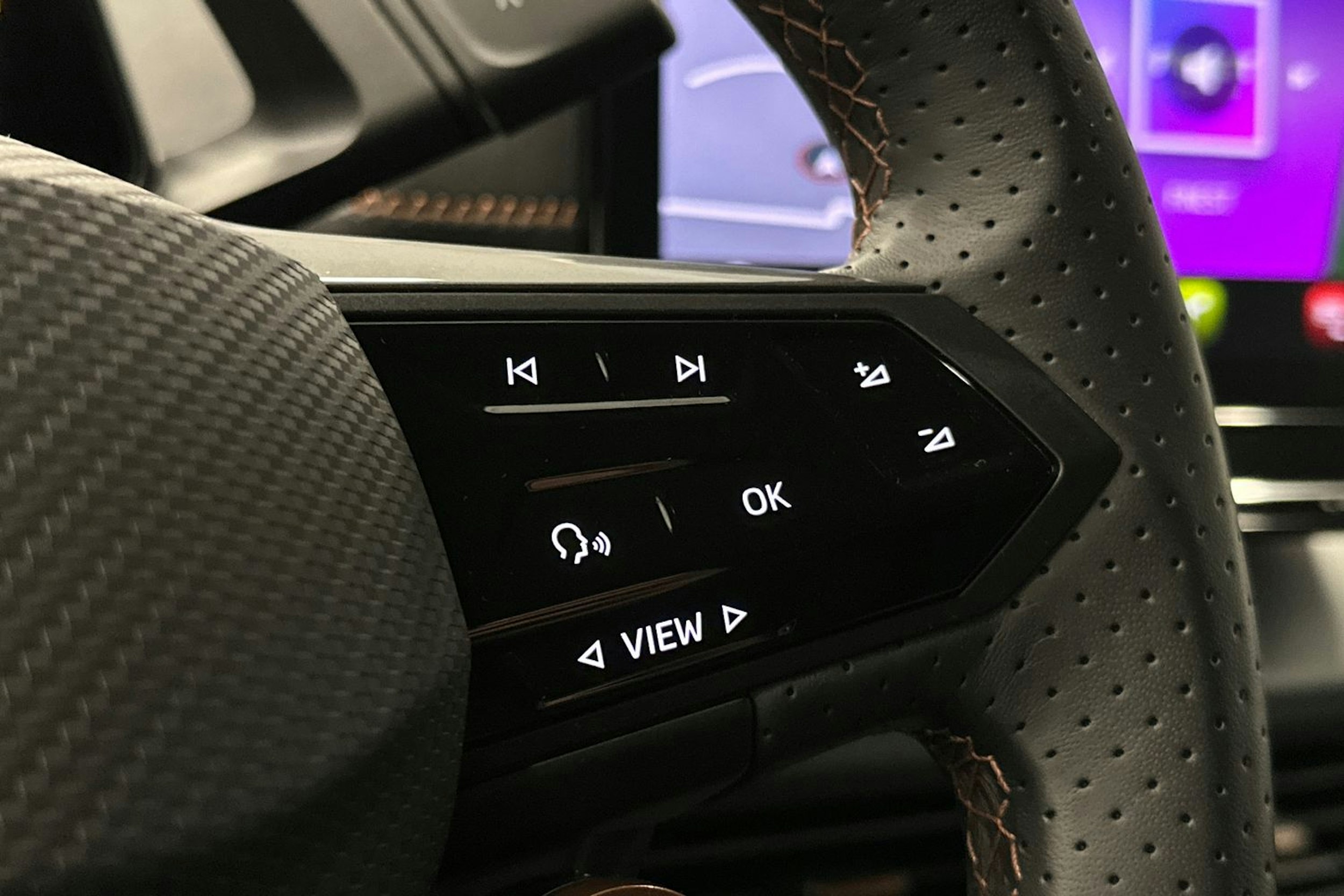 valkoinen CUPRA Born 2023 kuva 18.