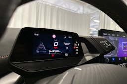 valkoinen CUPRA Born 2023 kuva 19.