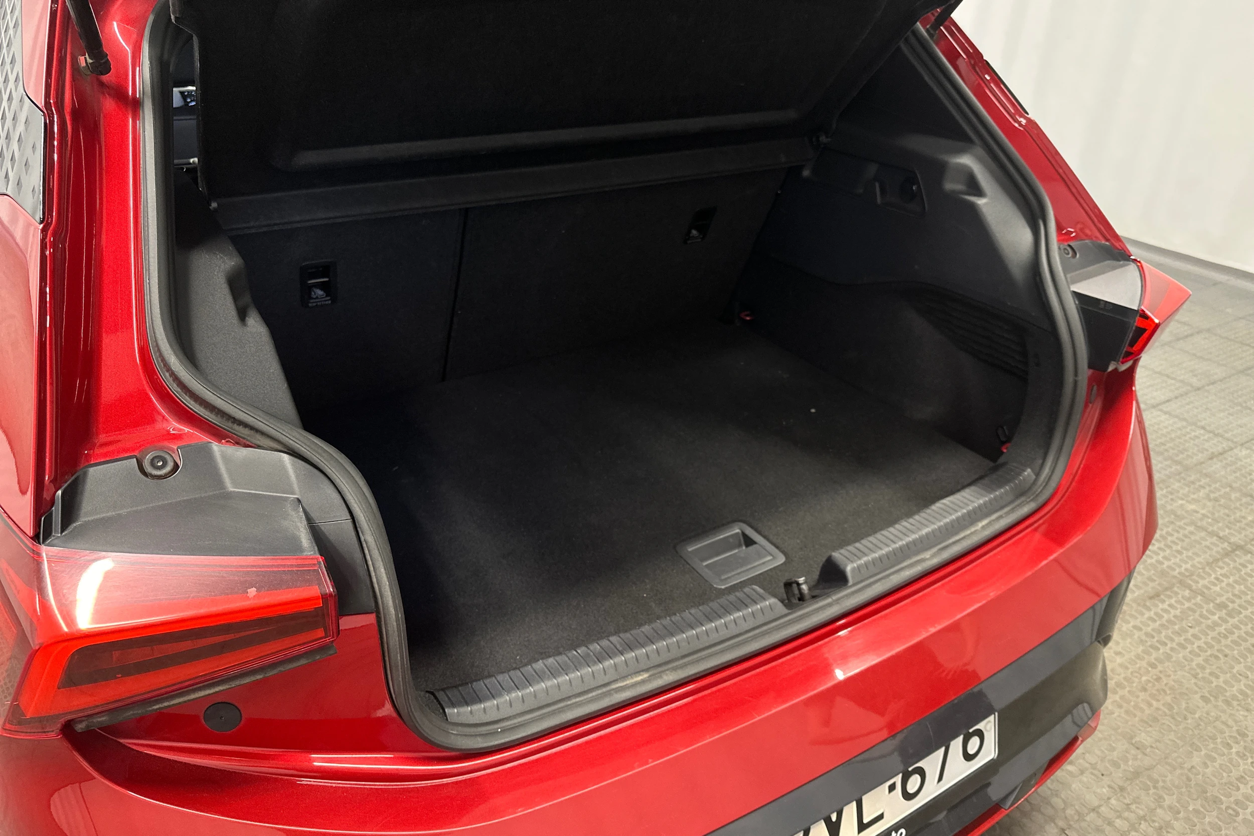 punainen CUPRA Born 2024 kuva 32.