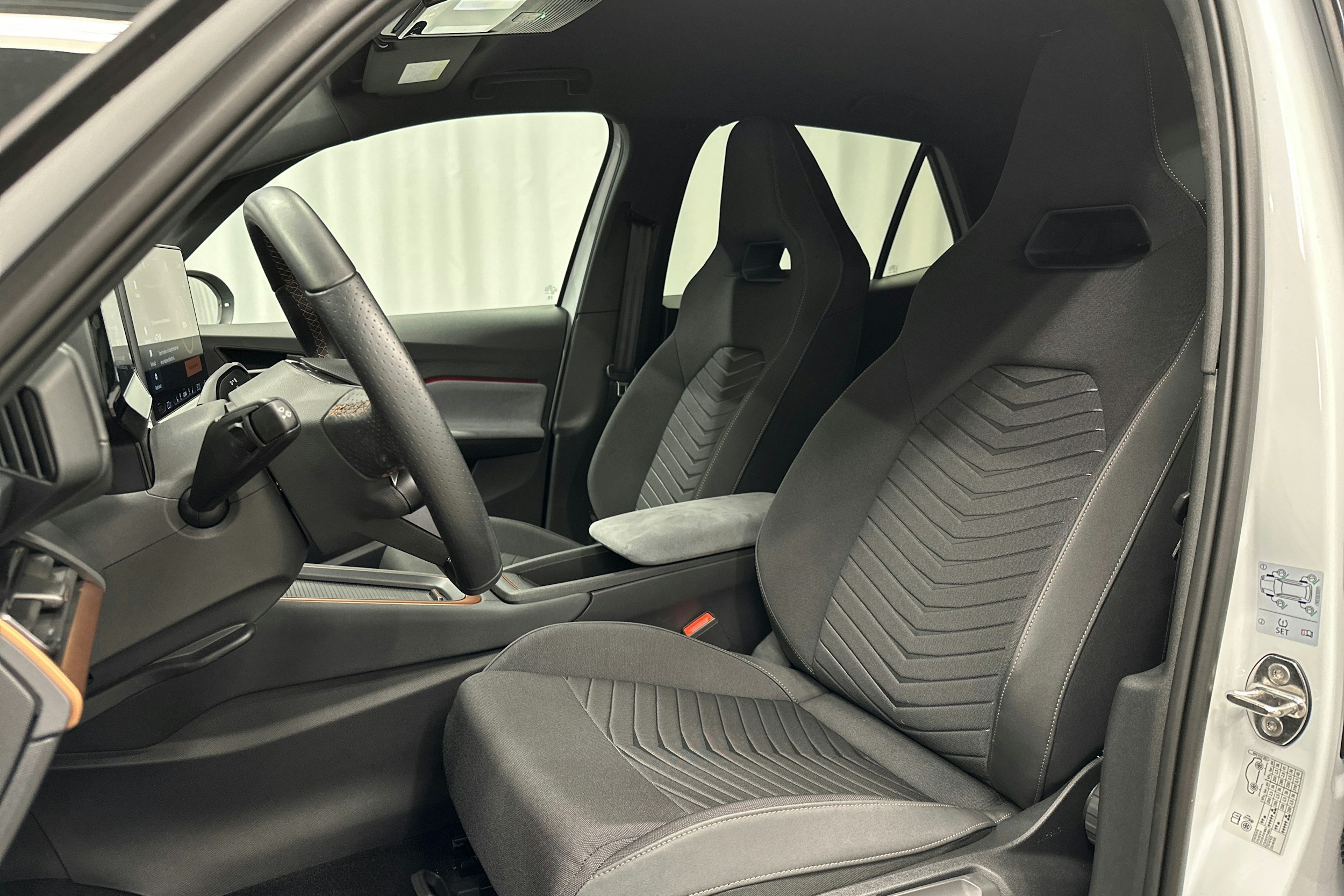 valkoinen CUPRA Born 2025 kuva 15.