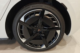 valkoinen CUPRA Born 2025 kuva 10.