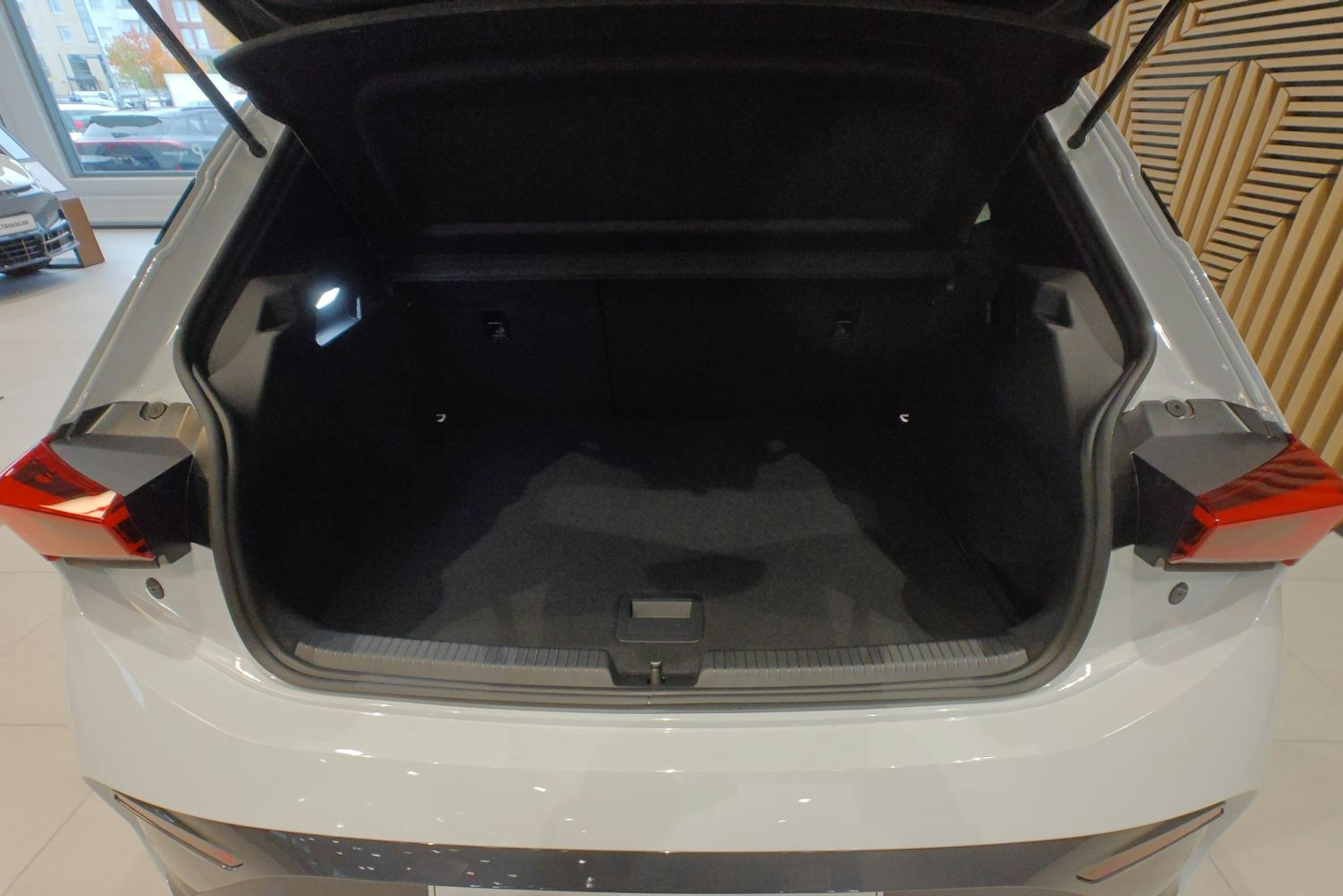 valkoinen CUPRA Born 2025 kuva 11.