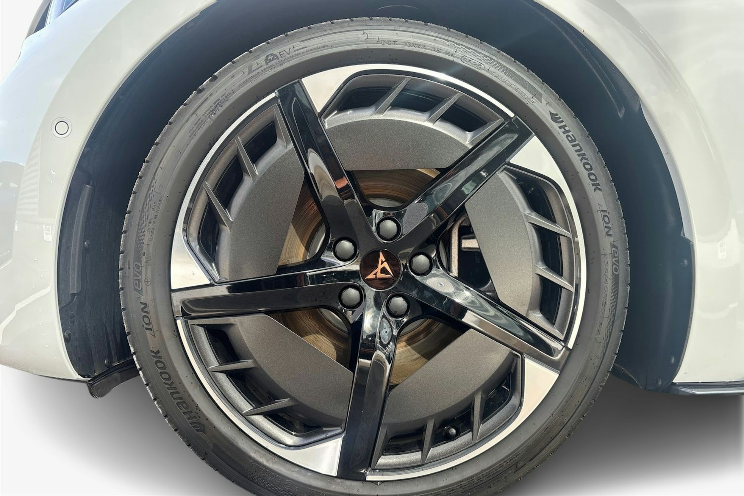 Valkoinen CUPRA Born 2025 kuva 9.