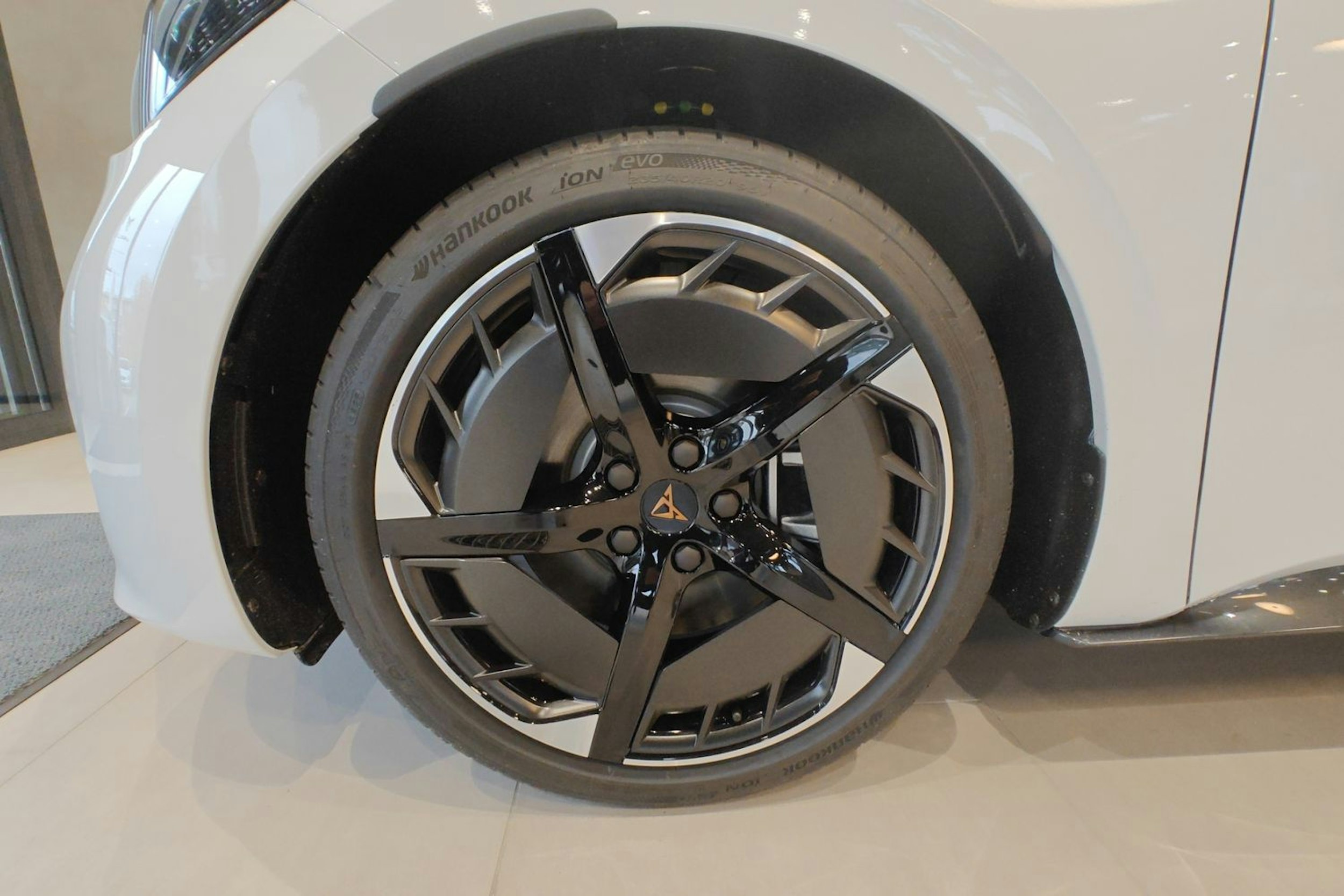 valkoinen CUPRA Born 2026 kuva 9.