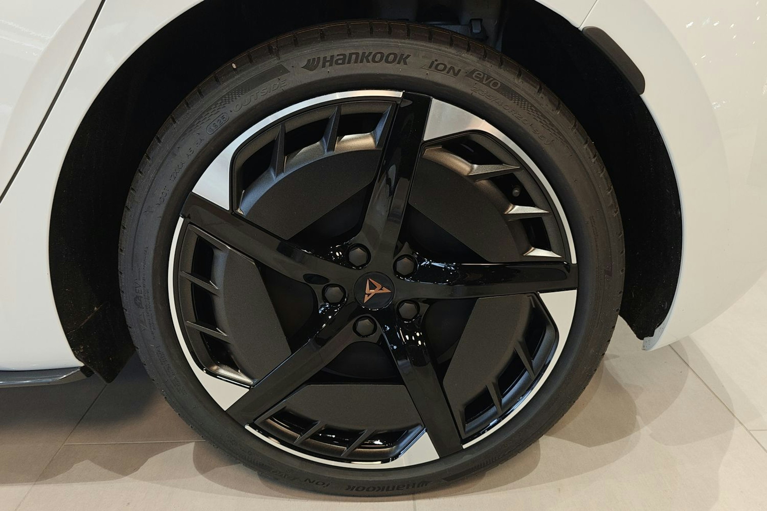 valkoinen CUPRA Born 2026 kuva 10.