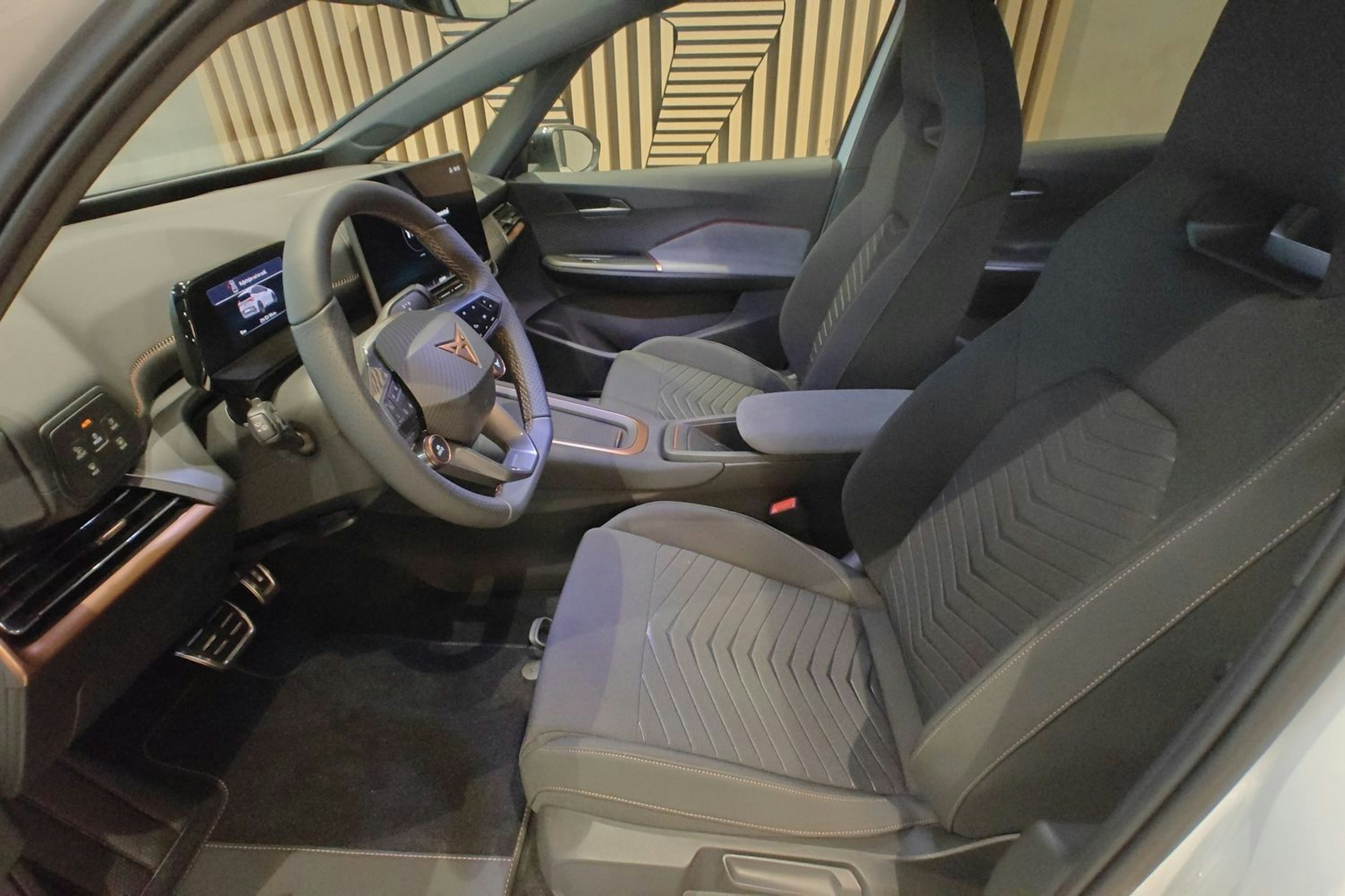 valkoinen CUPRA Born 2026 kuva 12.