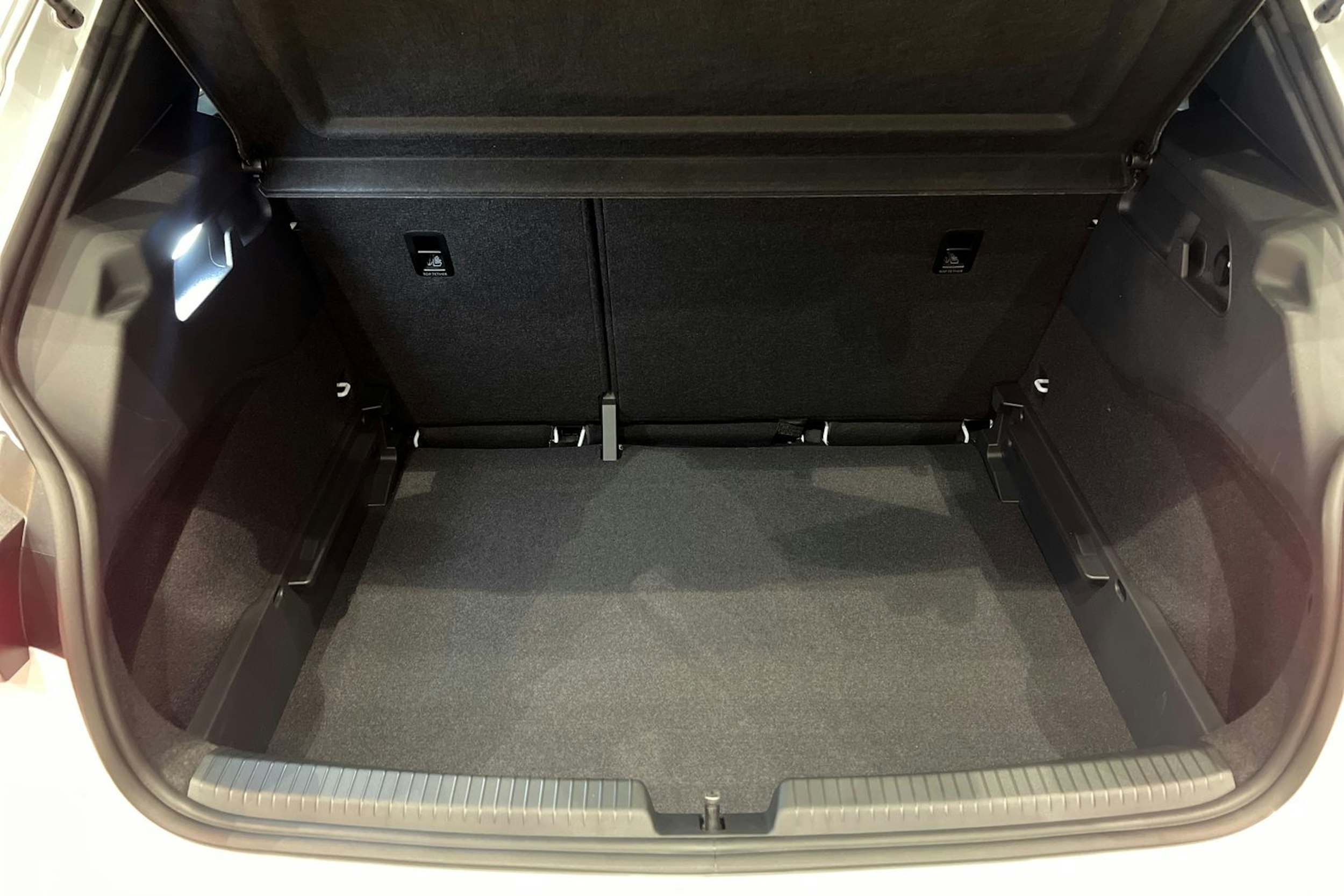 met. valkoinen CUPRA Born 2026 kuva 16.