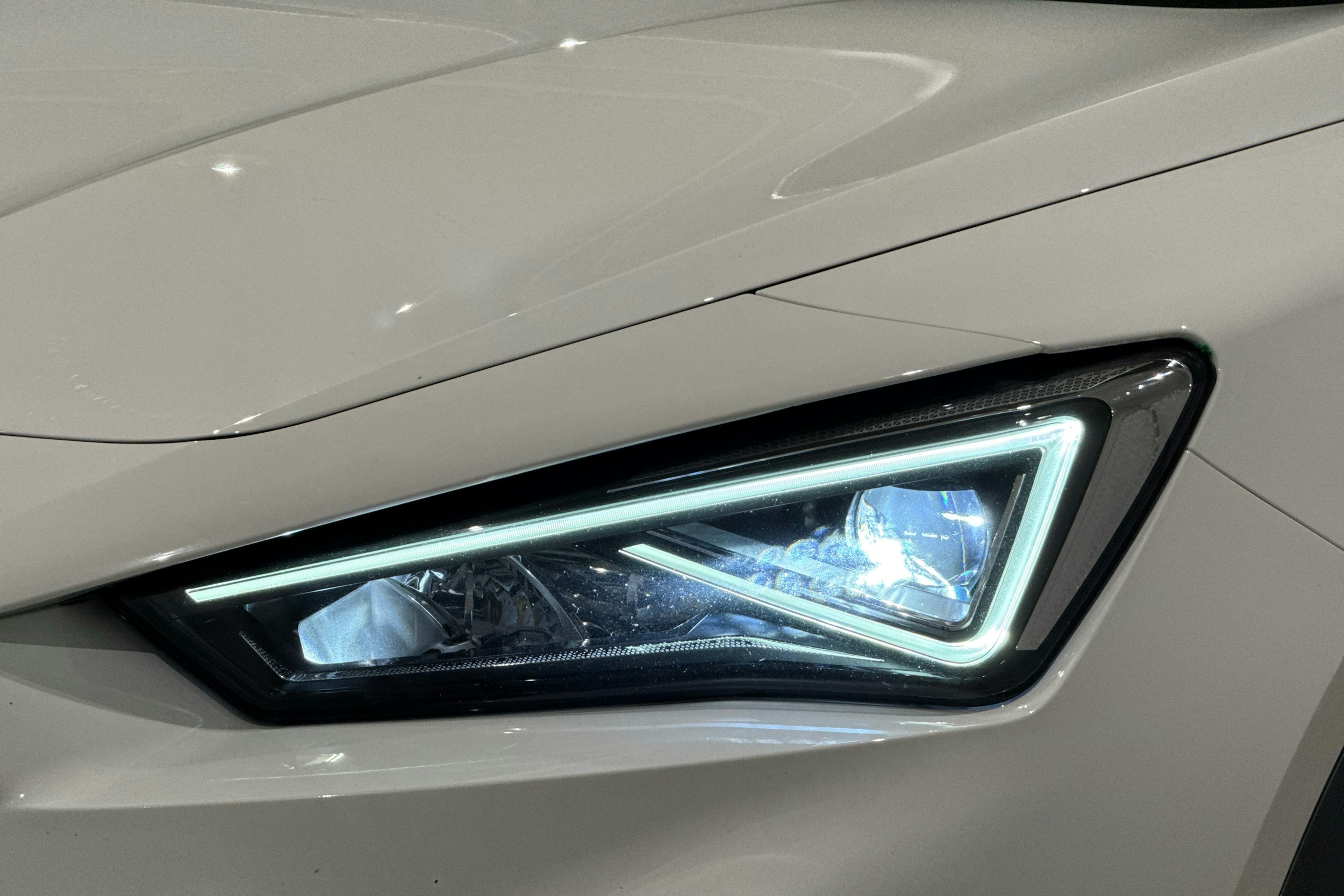 valkoinen CUPRA Formentor 2021 kuva 12.