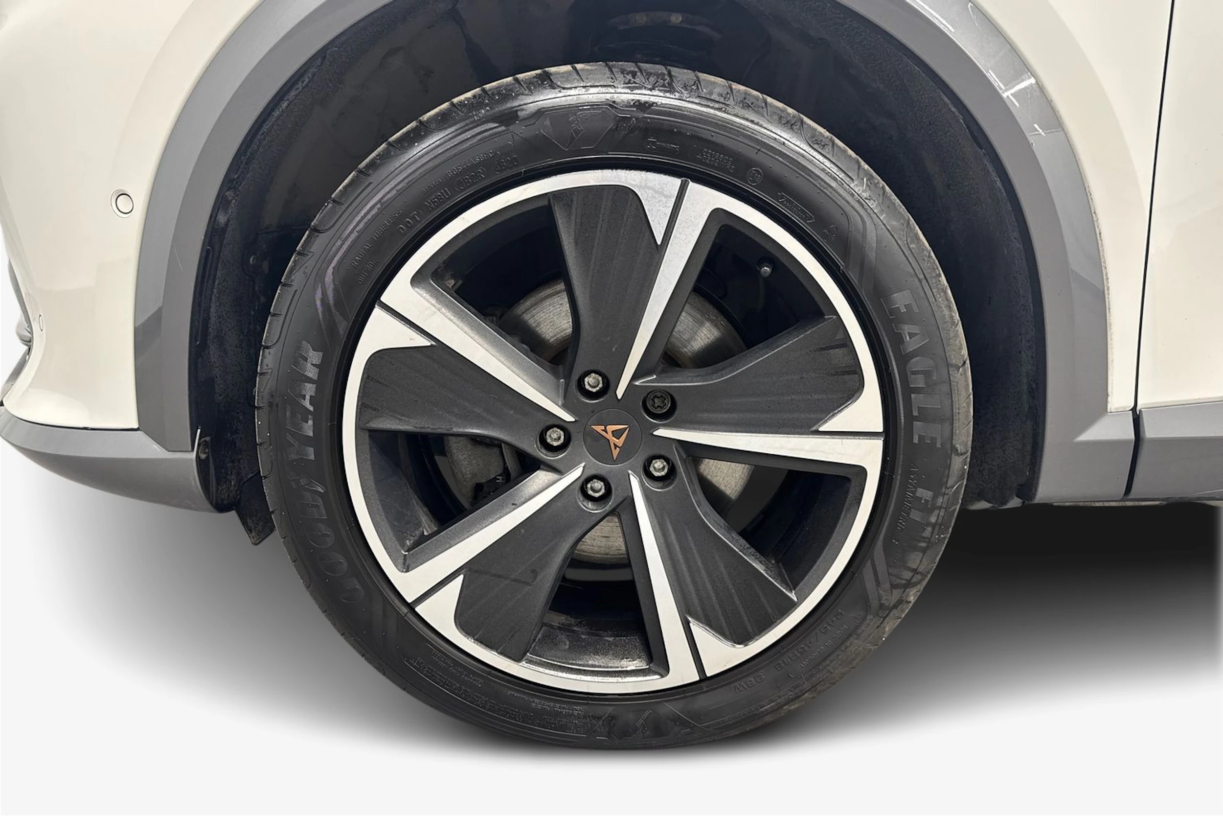 valkoinen CUPRA Formentor 2021 kuva 12.