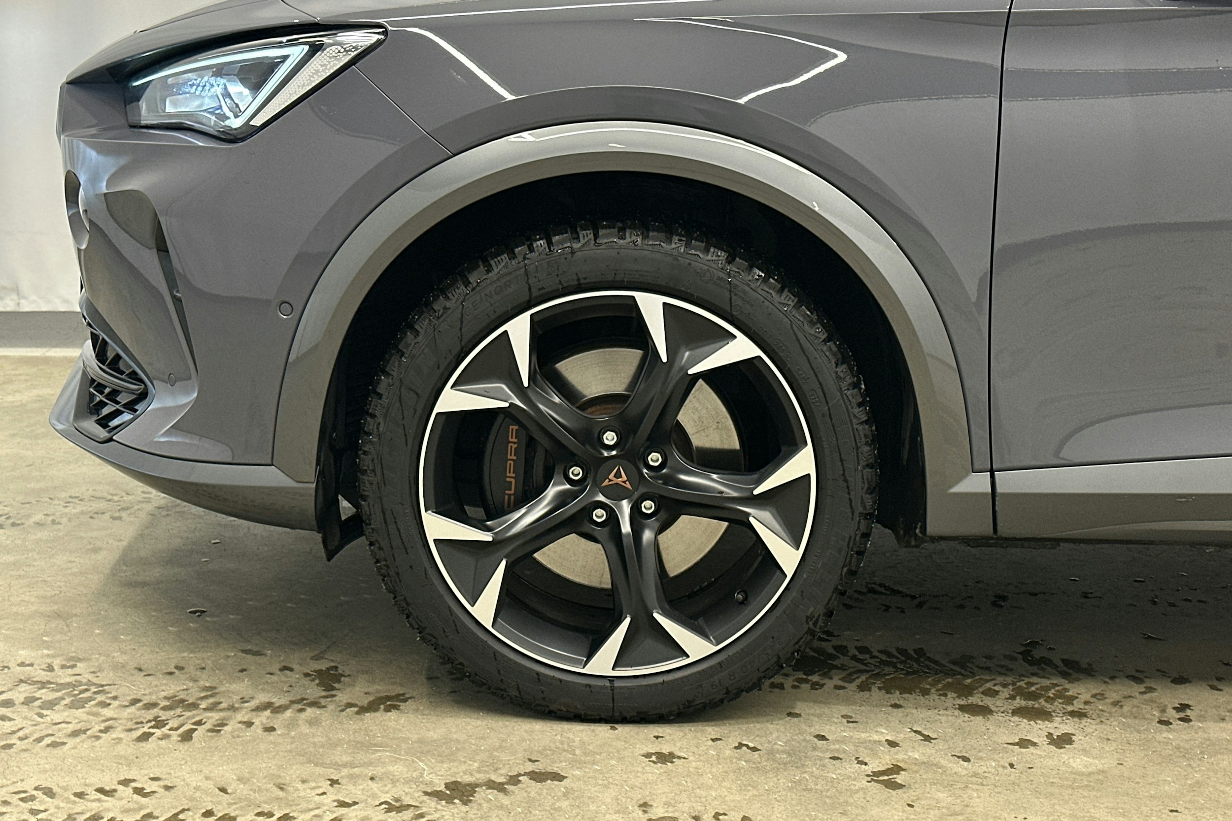 harmaa metalliväri CUPRA Formentor 2021 kuva 16.