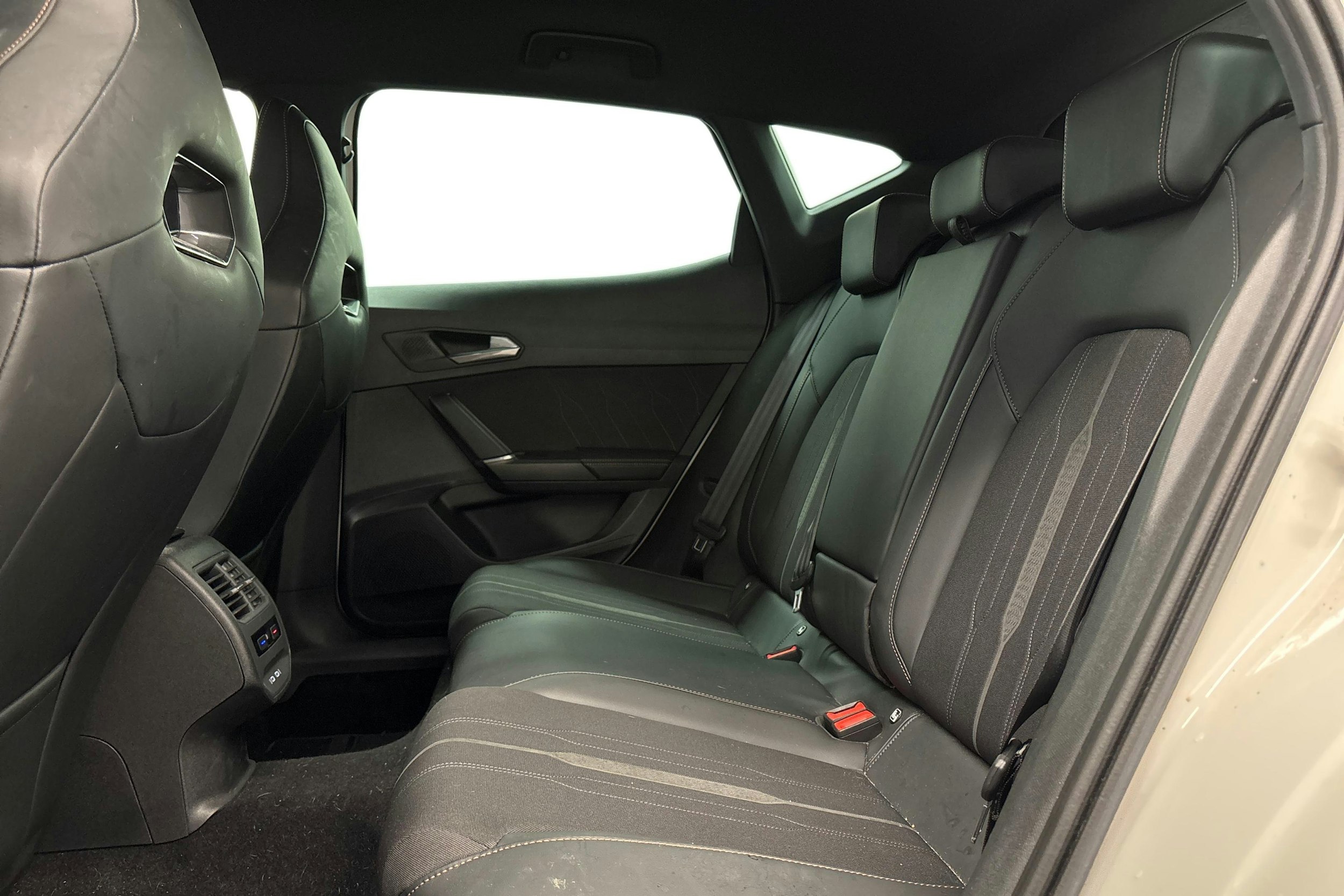 Valkoinen CUPRA Formentor 2021 kuva 10.