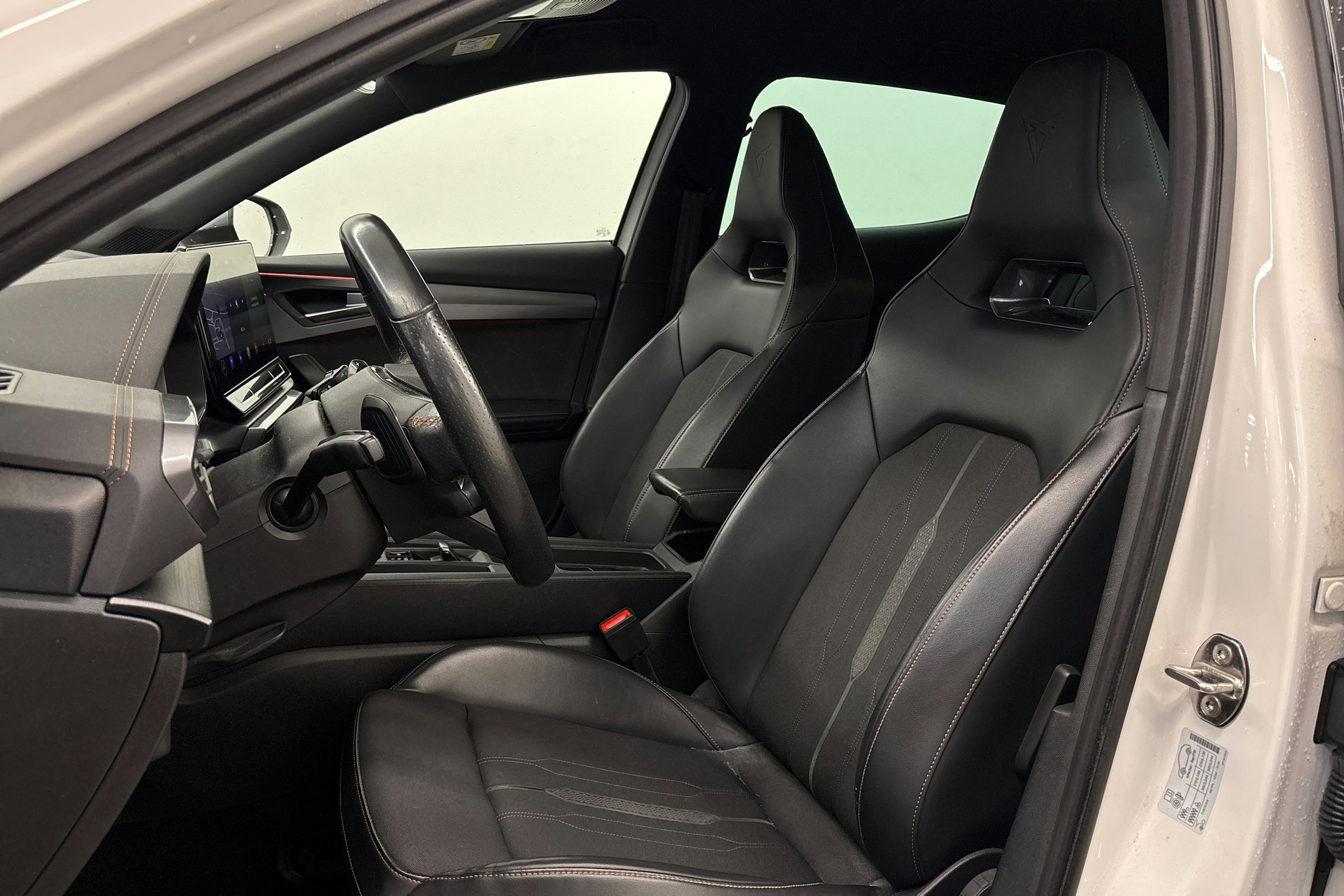 Valkoinen CUPRA Formentor 2021 kuva 17.