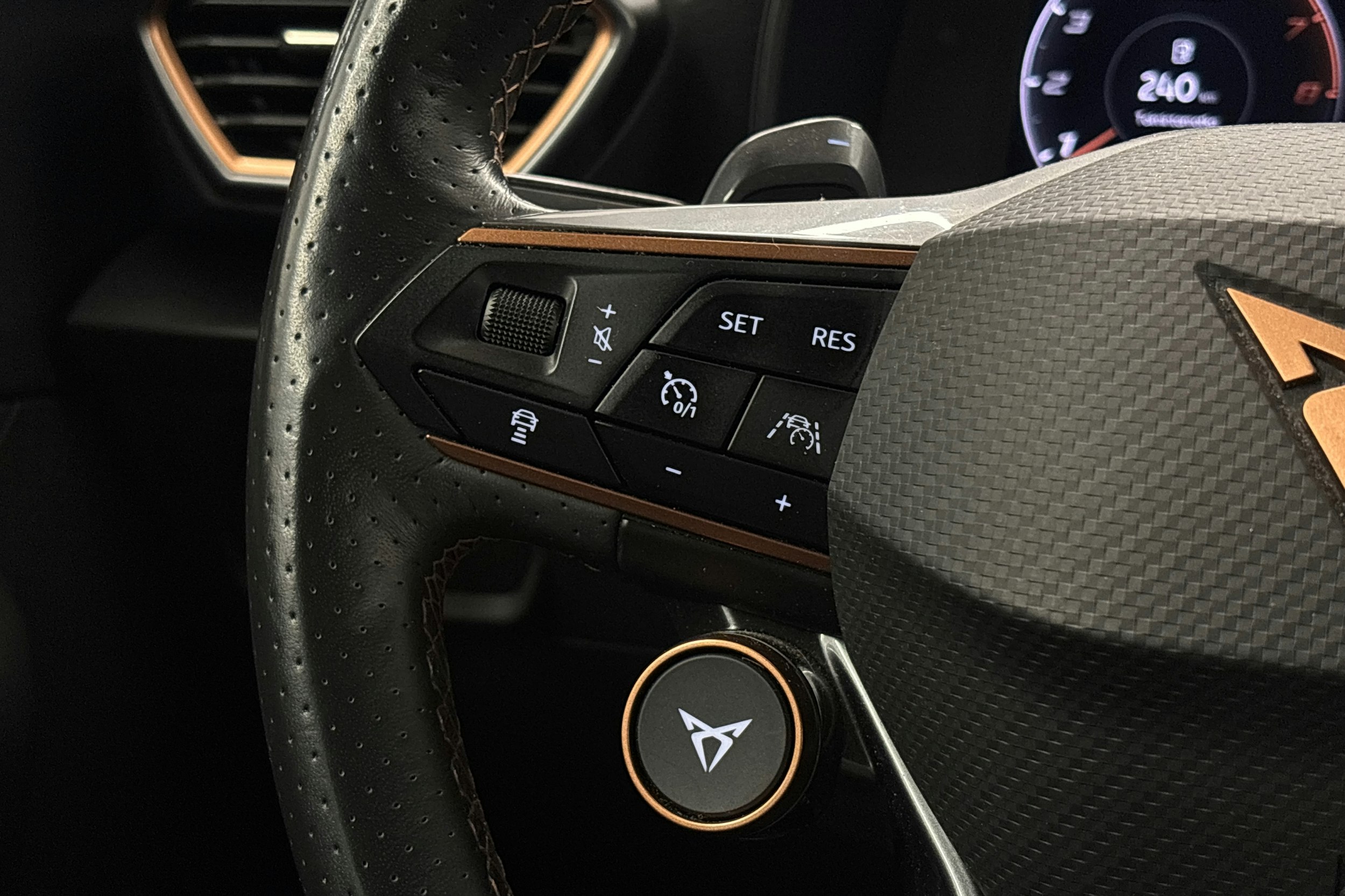 Valkoinen CUPRA Formentor 2021 kuva 19.