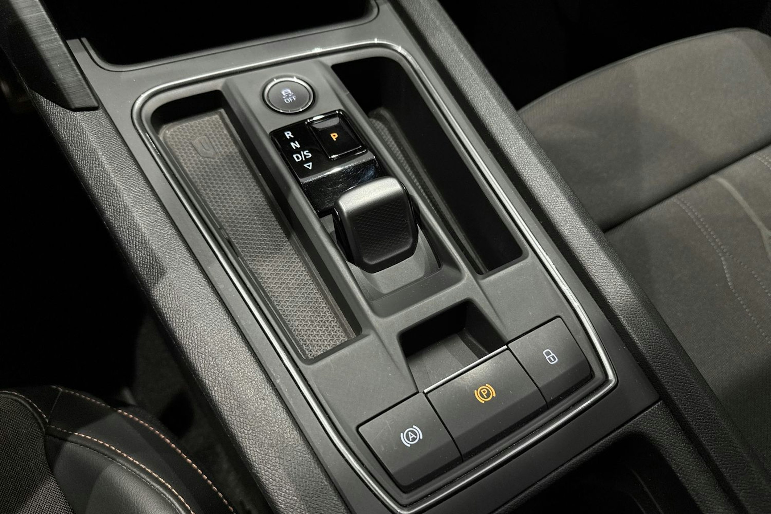 valkoinen CUPRA Formentor 2021 kuva 24.