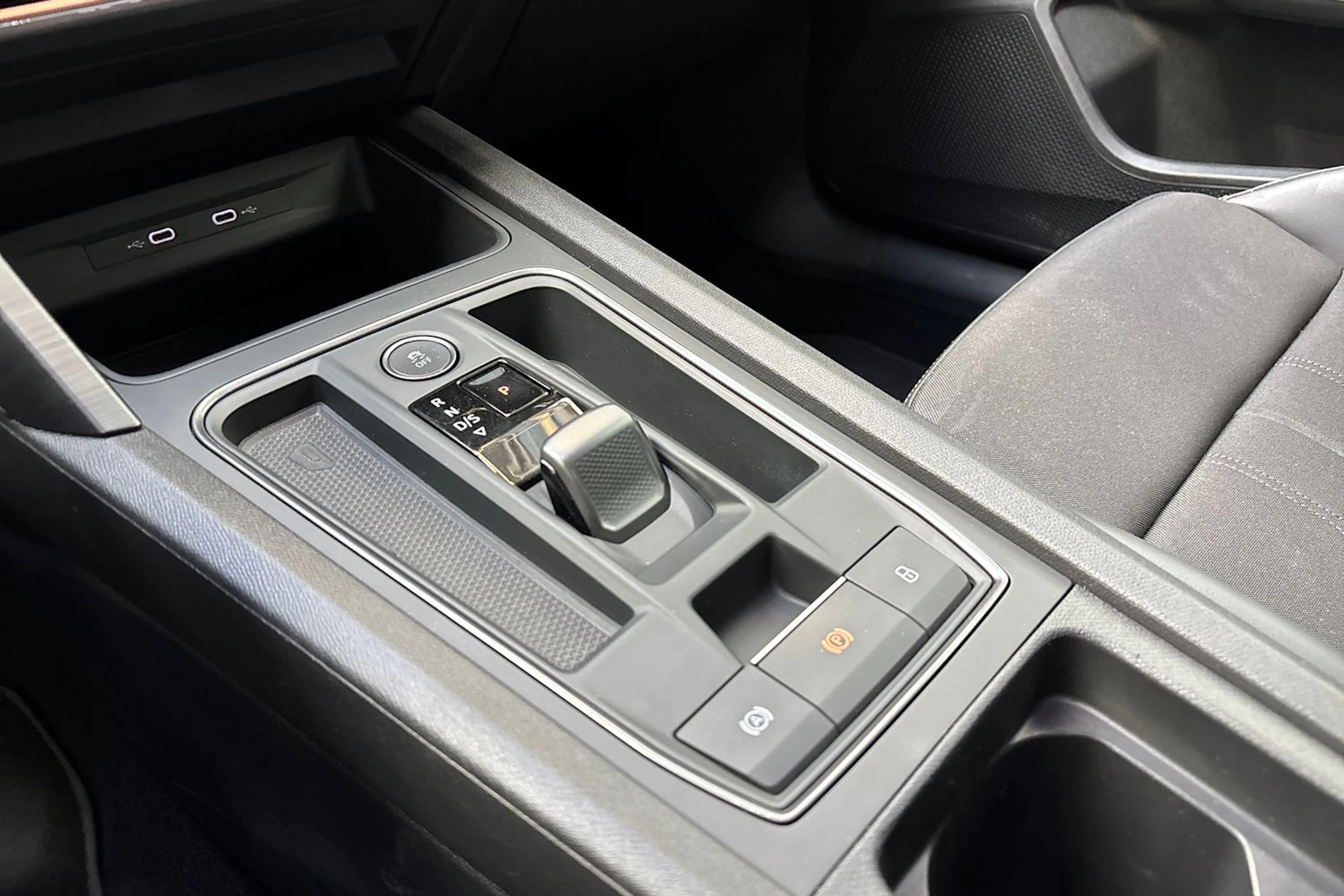 valkoinen CUPRA Formentor 2021 kuva 27.