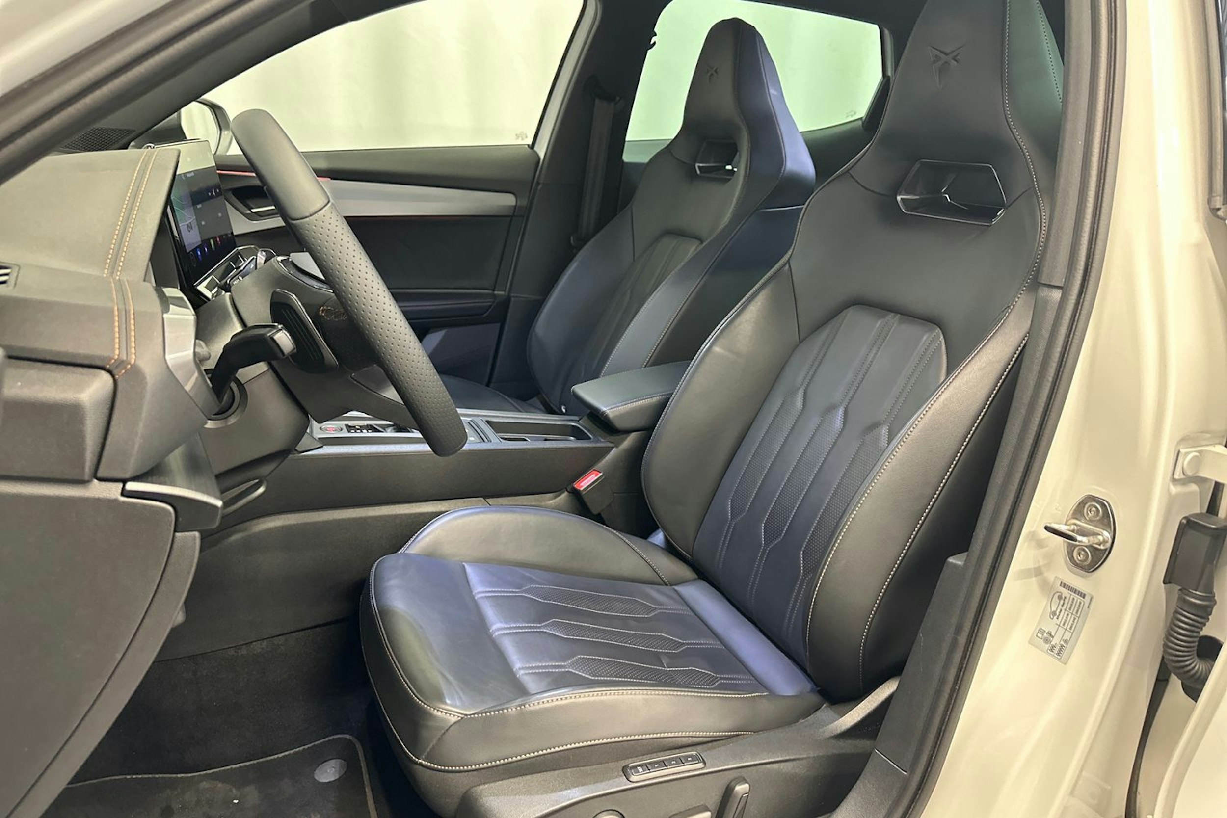 valkoinen CUPRA Formentor 2022 kuva 14.