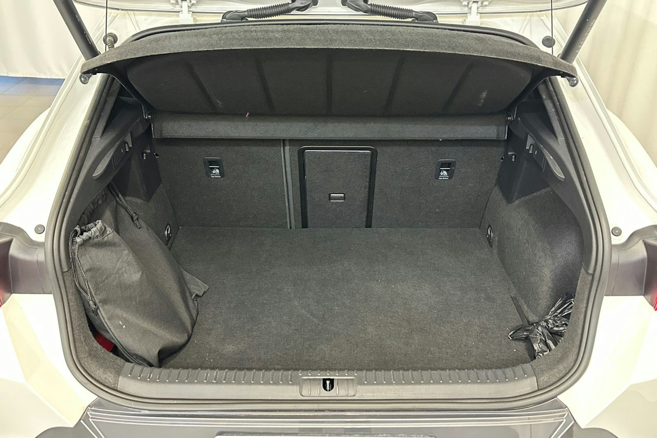 valkoinen CUPRA Formentor 2022 kuva 17.