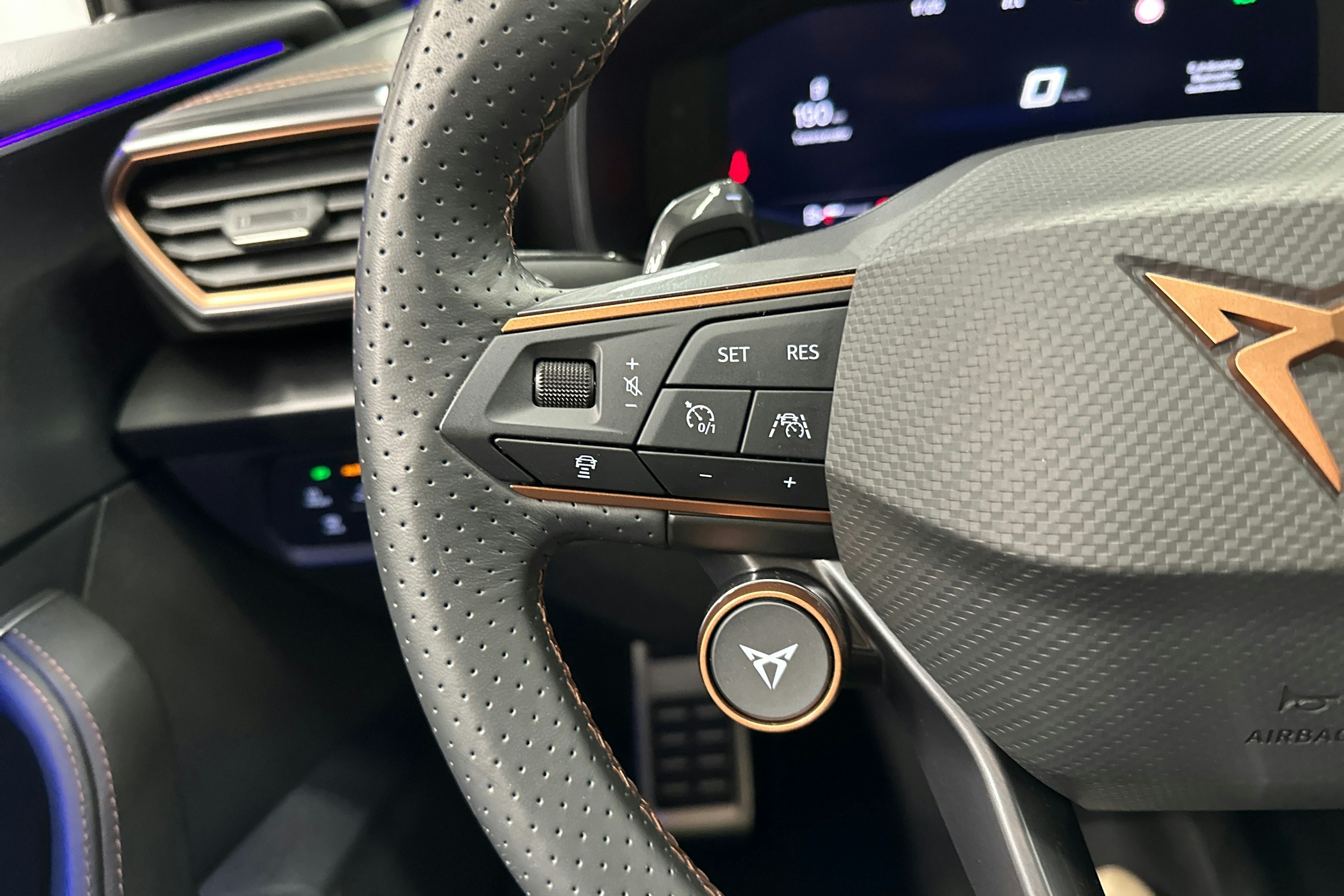 harmaa CUPRA Formentor 2022 kuva 14.