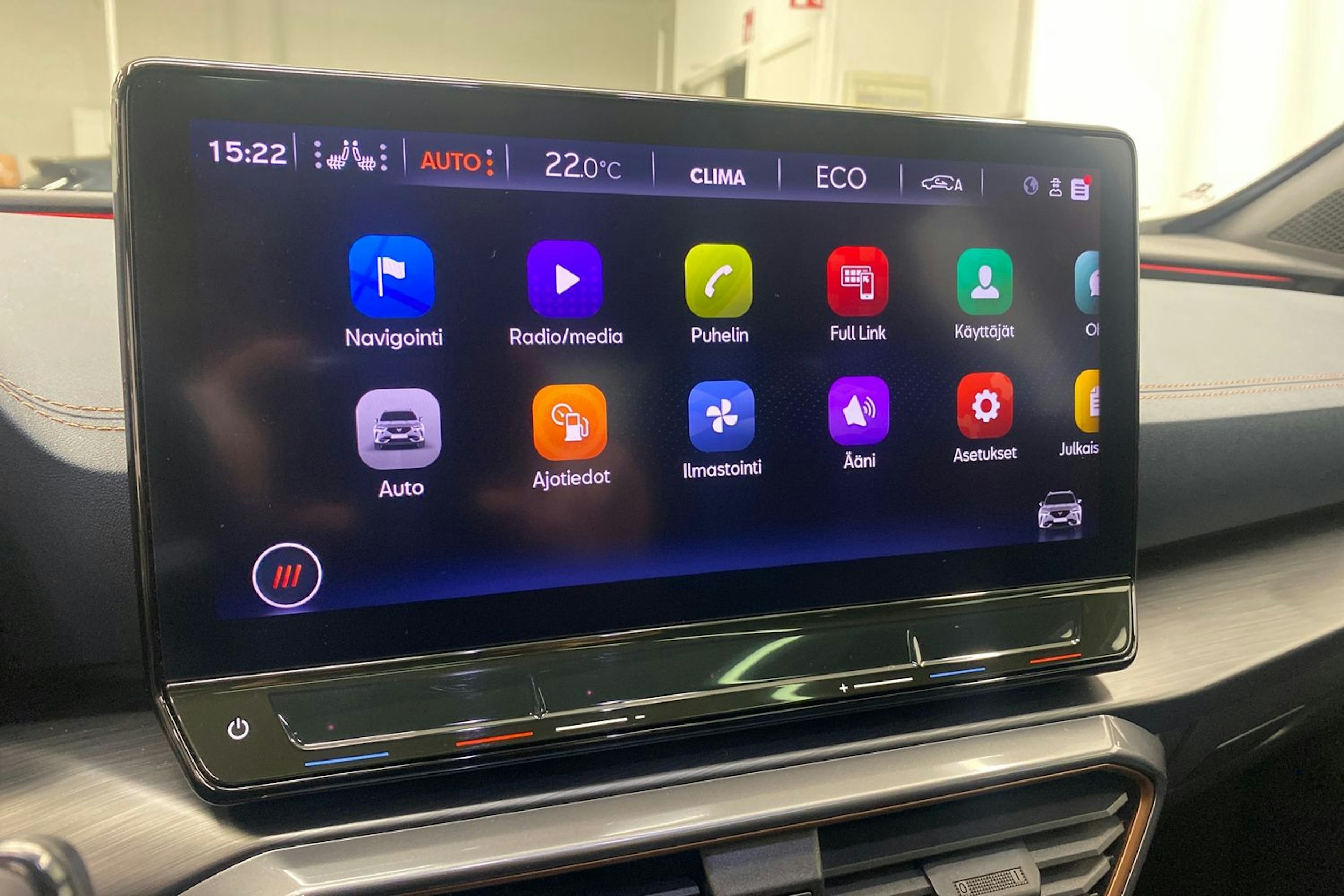 Valkoinen CUPRA Formentor 2022 kuva 18.