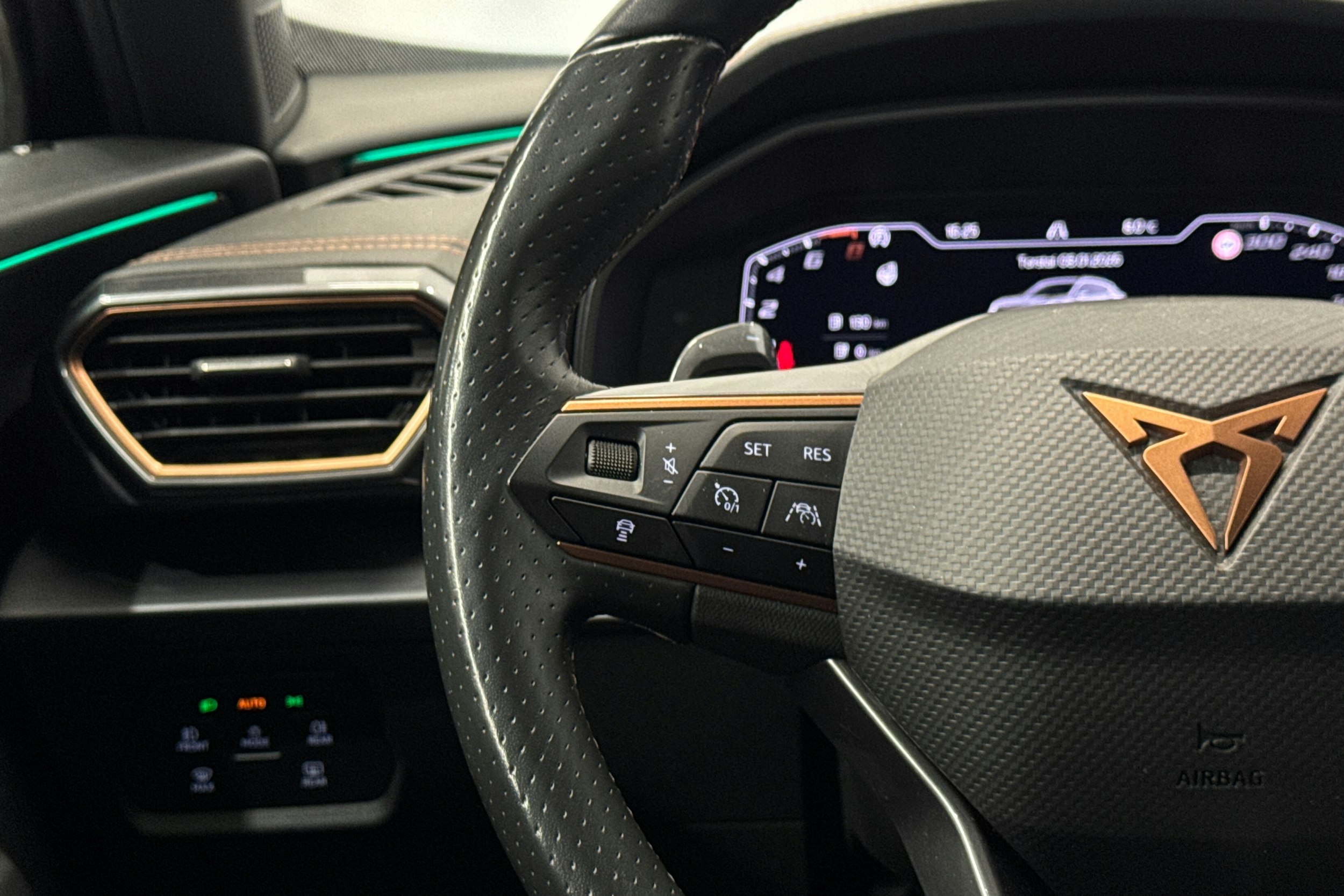 harmaa CUPRA Formentor 2022 kuva 14.