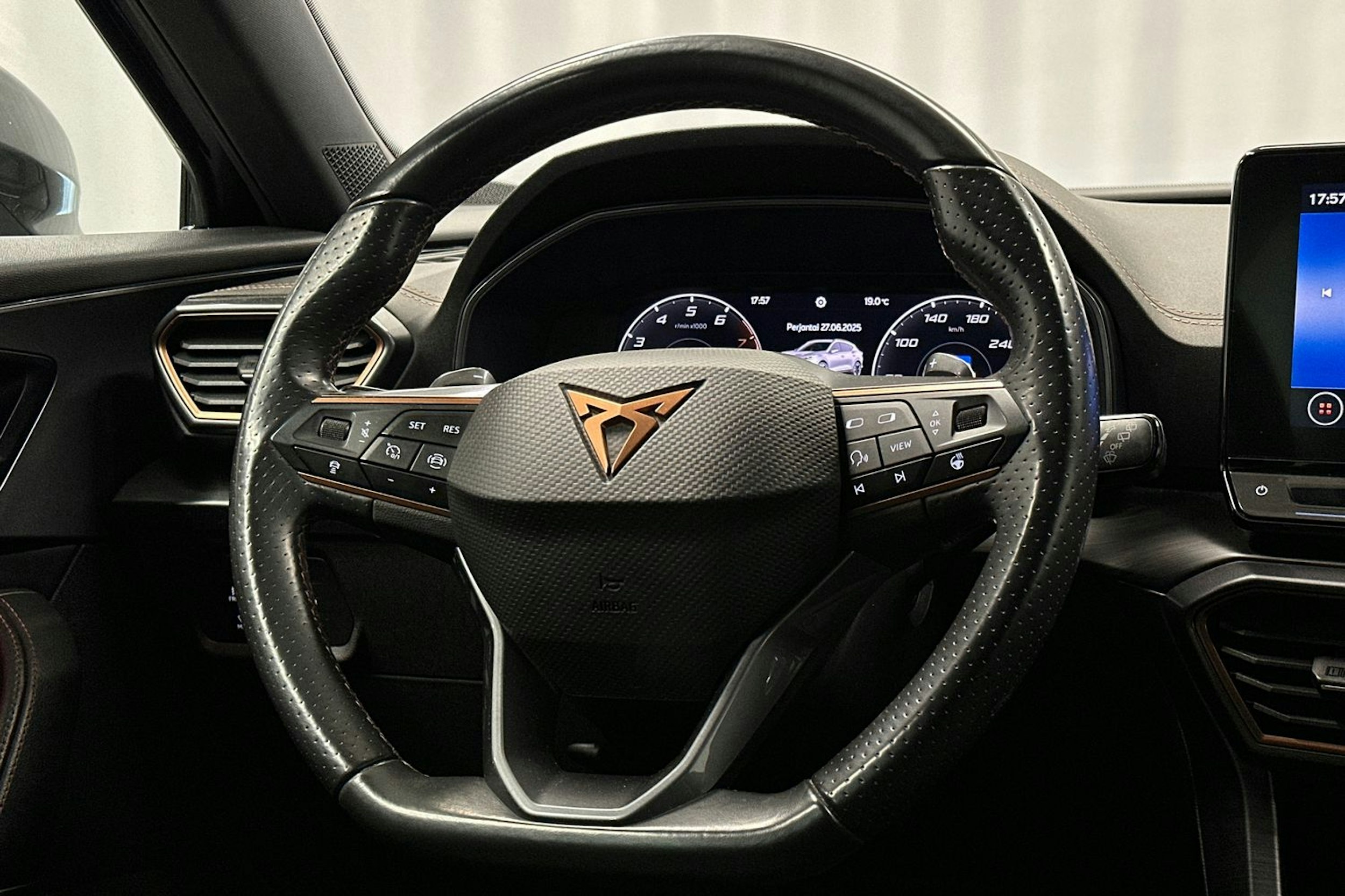 harmaa CUPRA Formentor 2022 kuva 14.