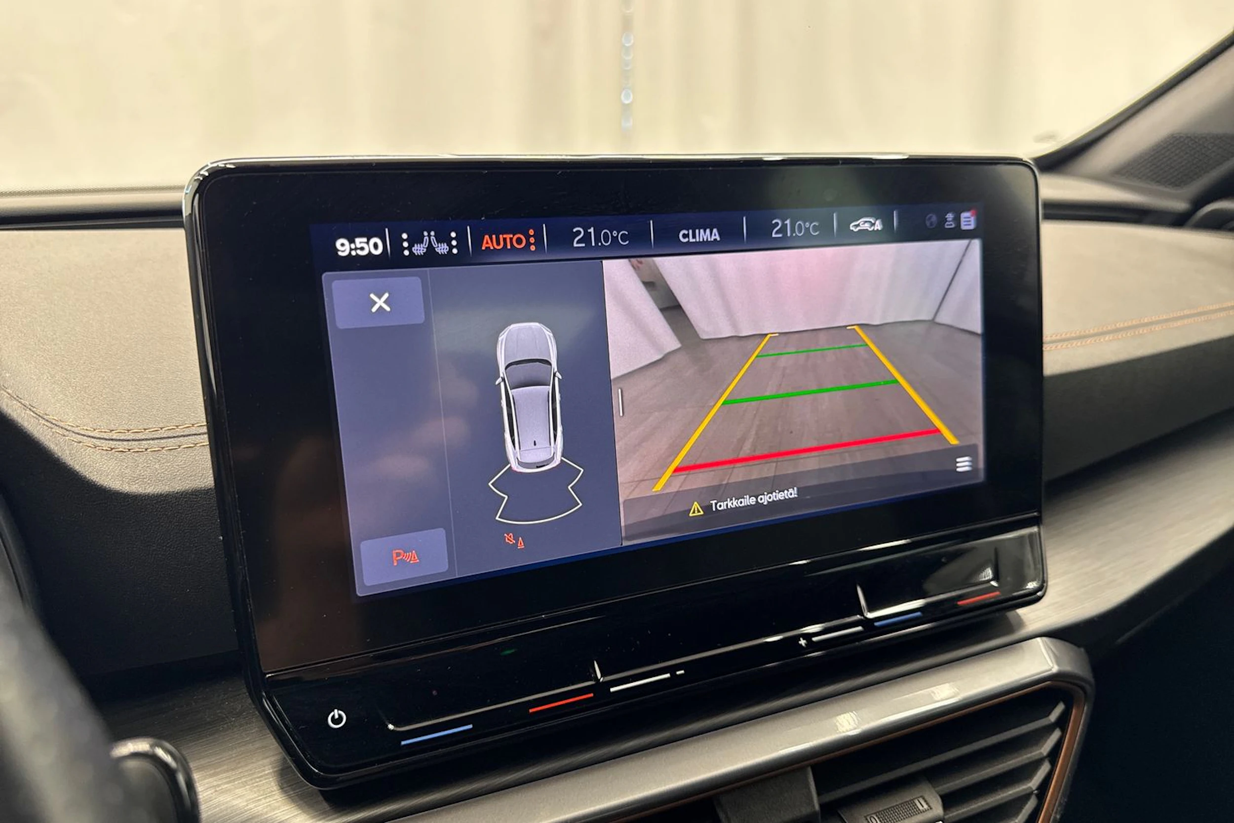 punainen CUPRA Formentor 2022 kuva 18.