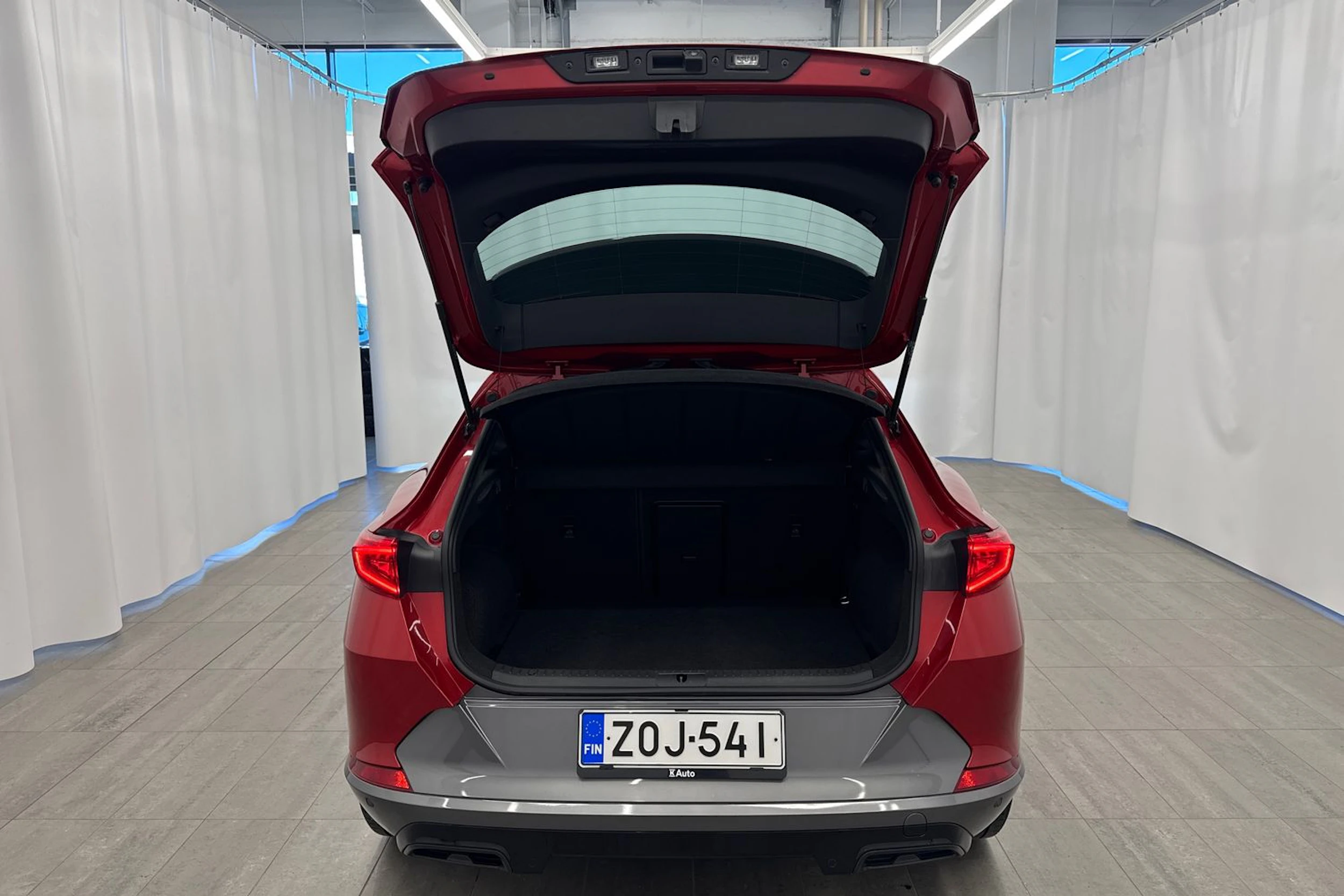 punainen CUPRA Formentor 2022 kuva 24.