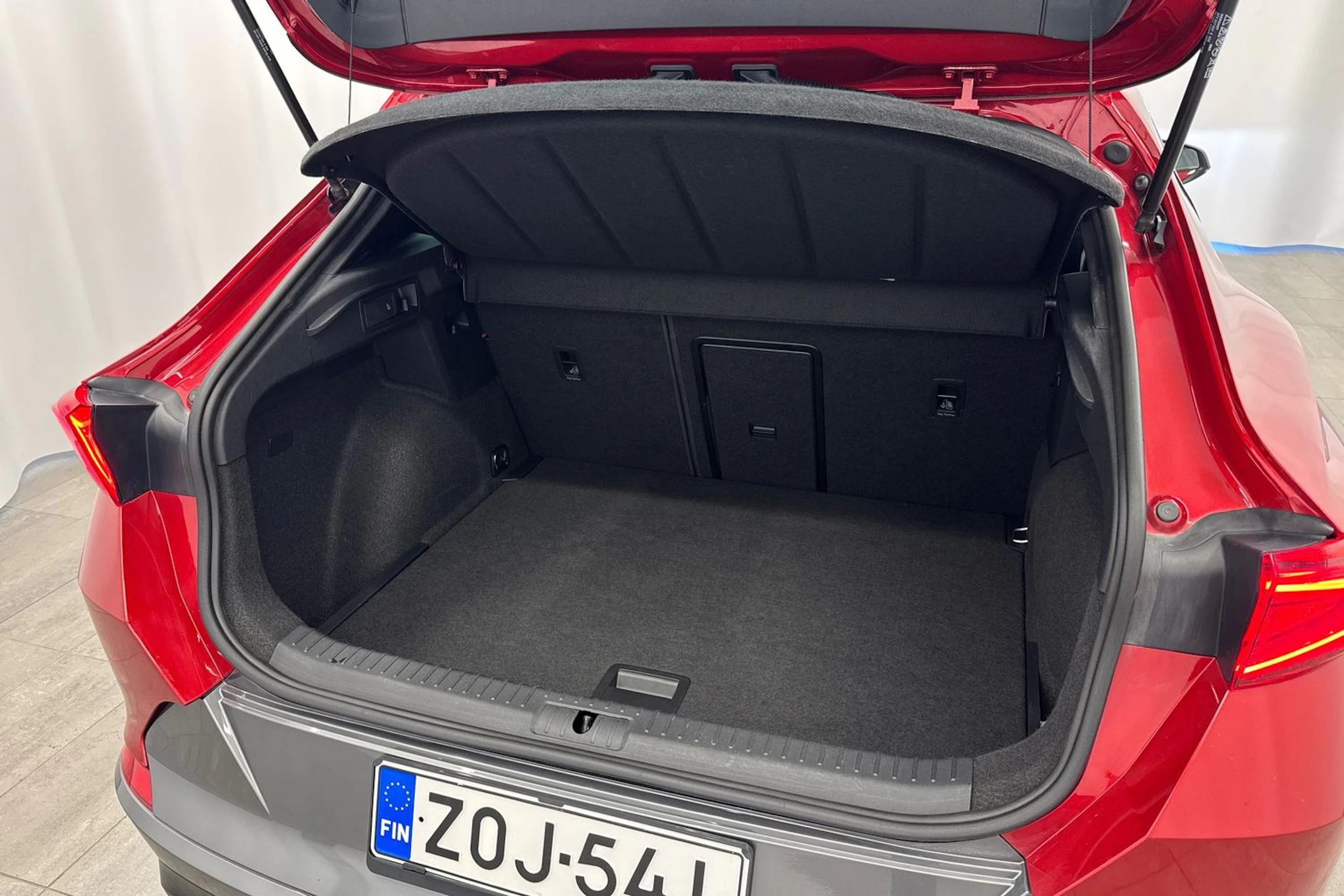 punainen CUPRA Formentor 2022 kuva 25.