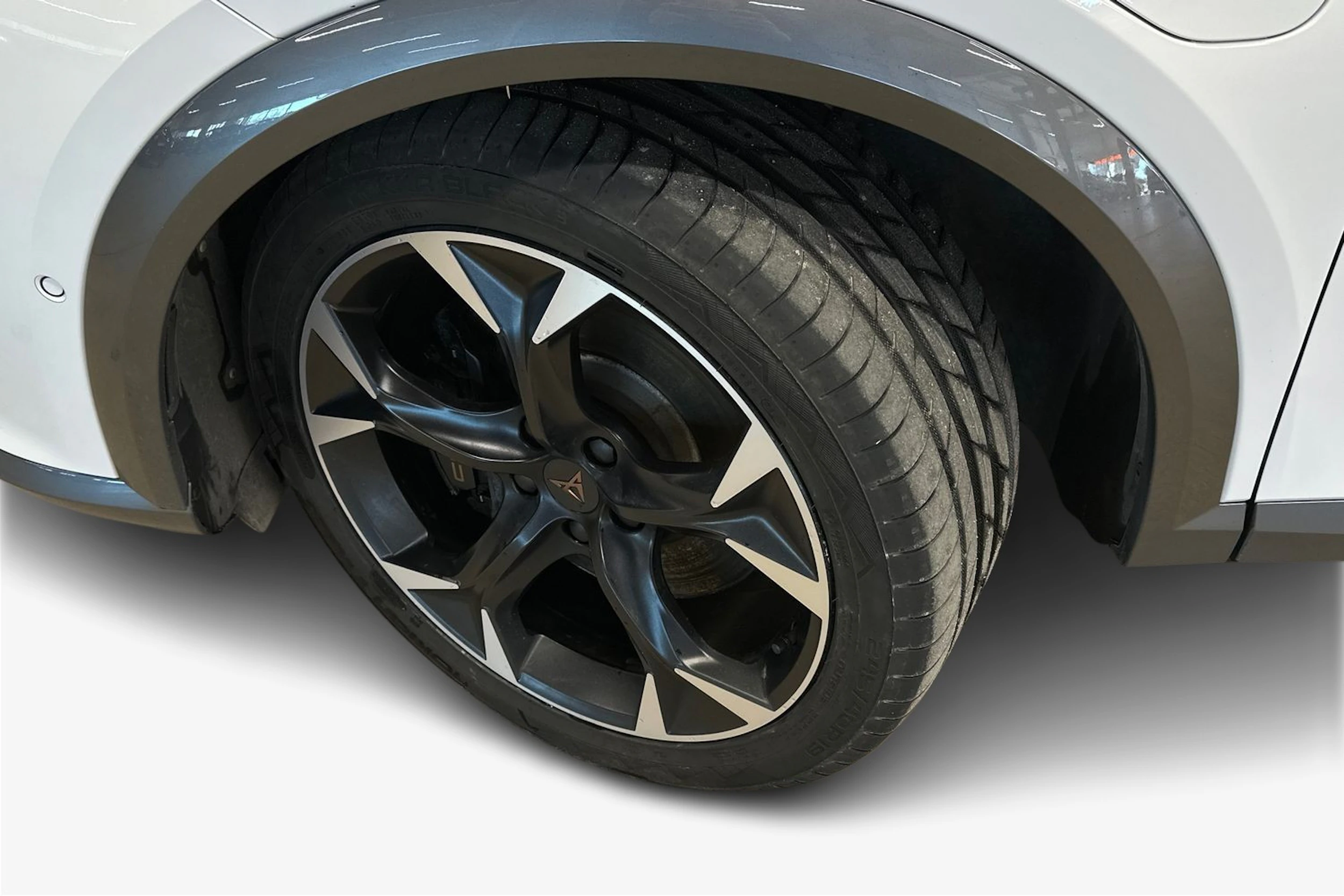 valkoinen CUPRA Formentor 2023 kuva 12.