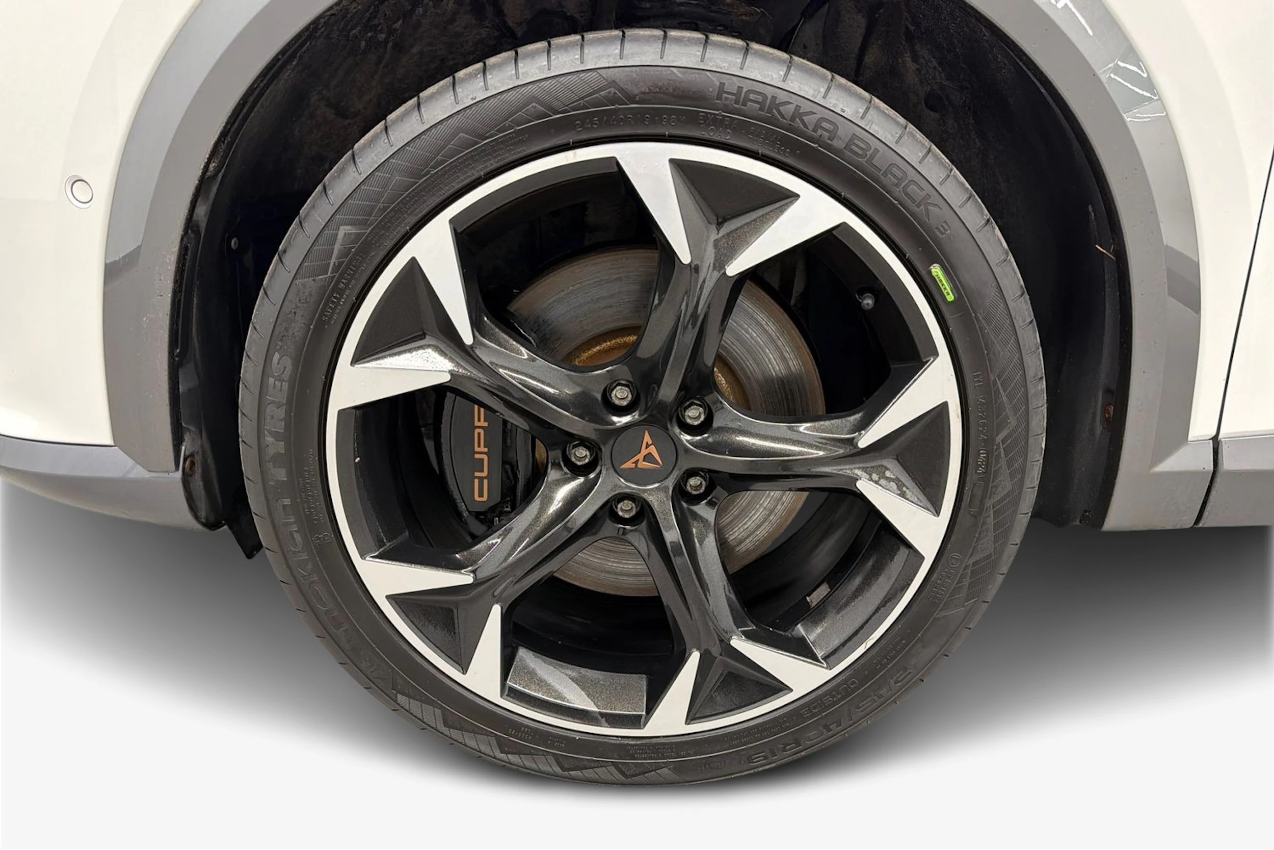 valkoinen CUPRA Formentor 2023 kuva 9.
