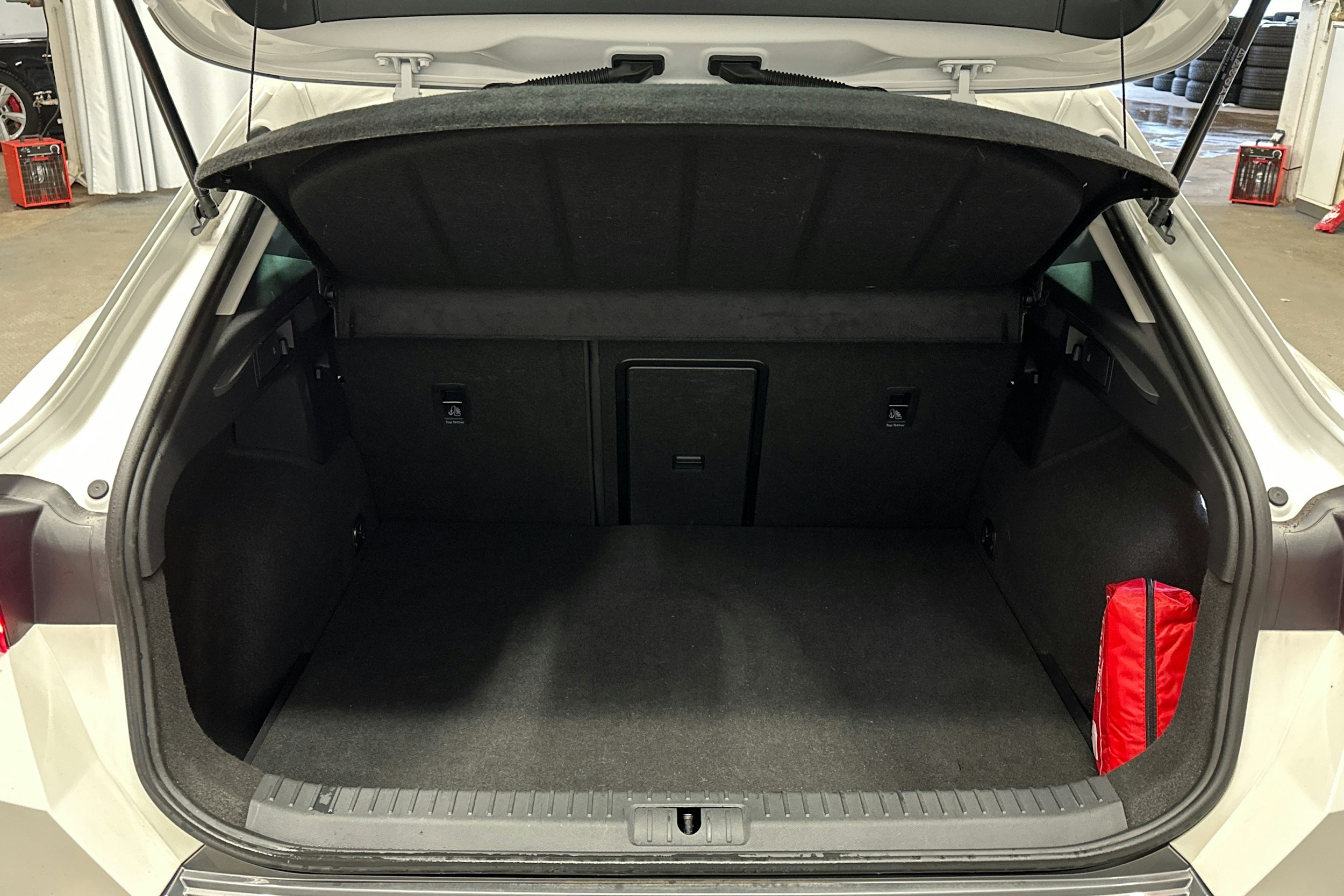 valkoinen CUPRA Formentor 2023 kuva 14.