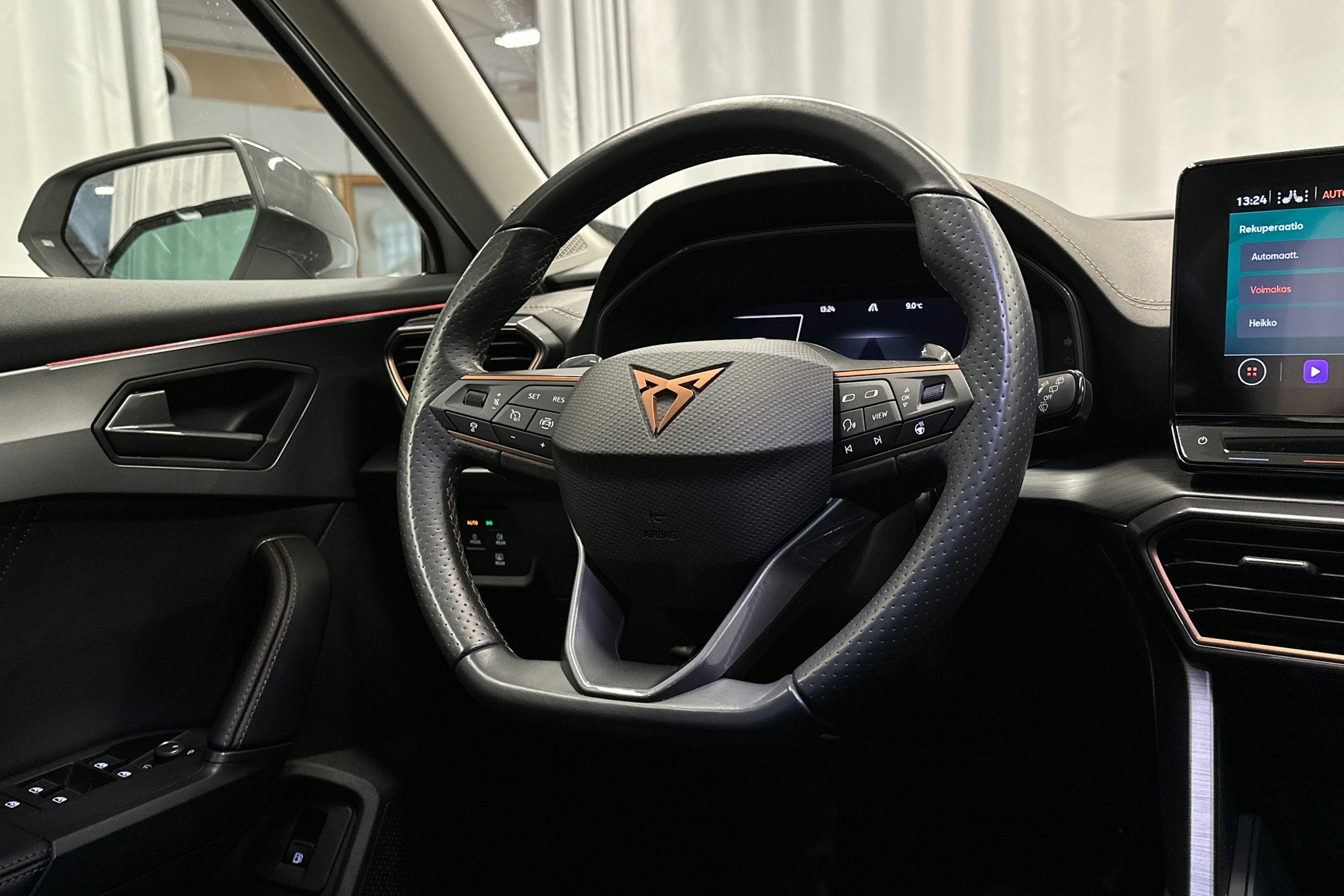 valkoinen CUPRA Formentor 2023 kuva 16.