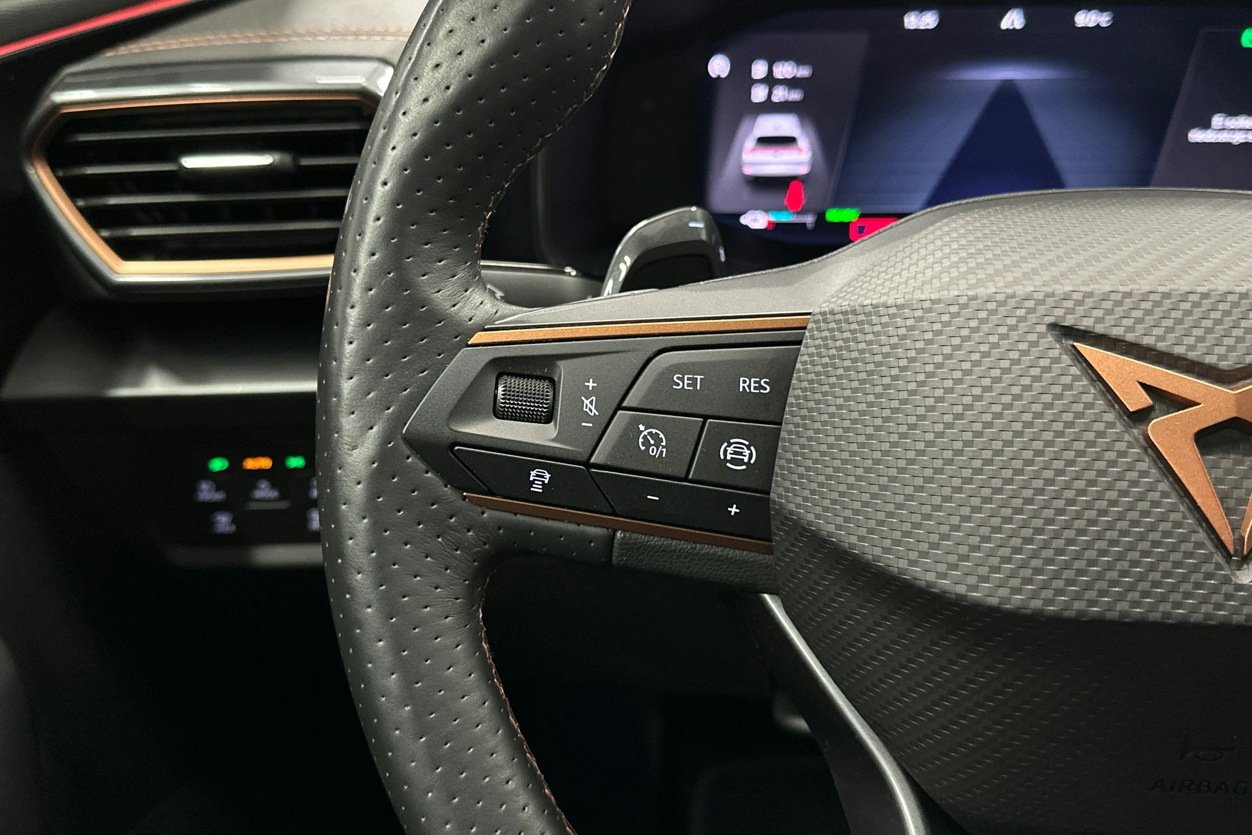 valkoinen CUPRA Formentor 2023 kuva 17.