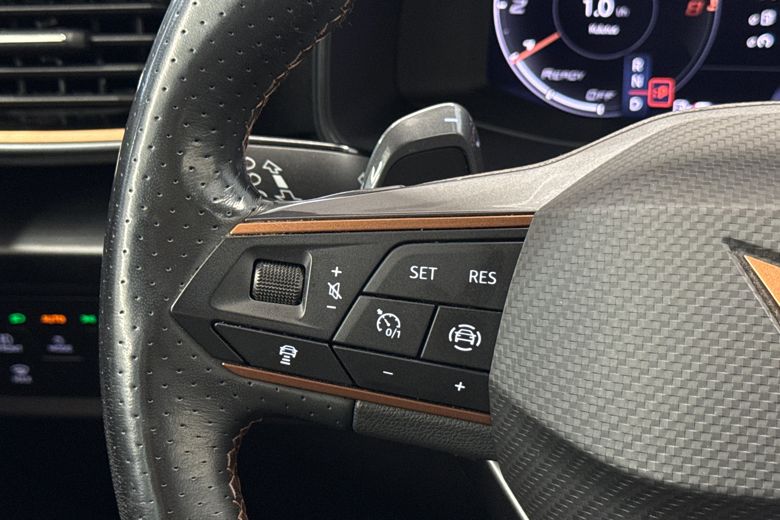 punainen CUPRA Formentor 2023 kuva 14.