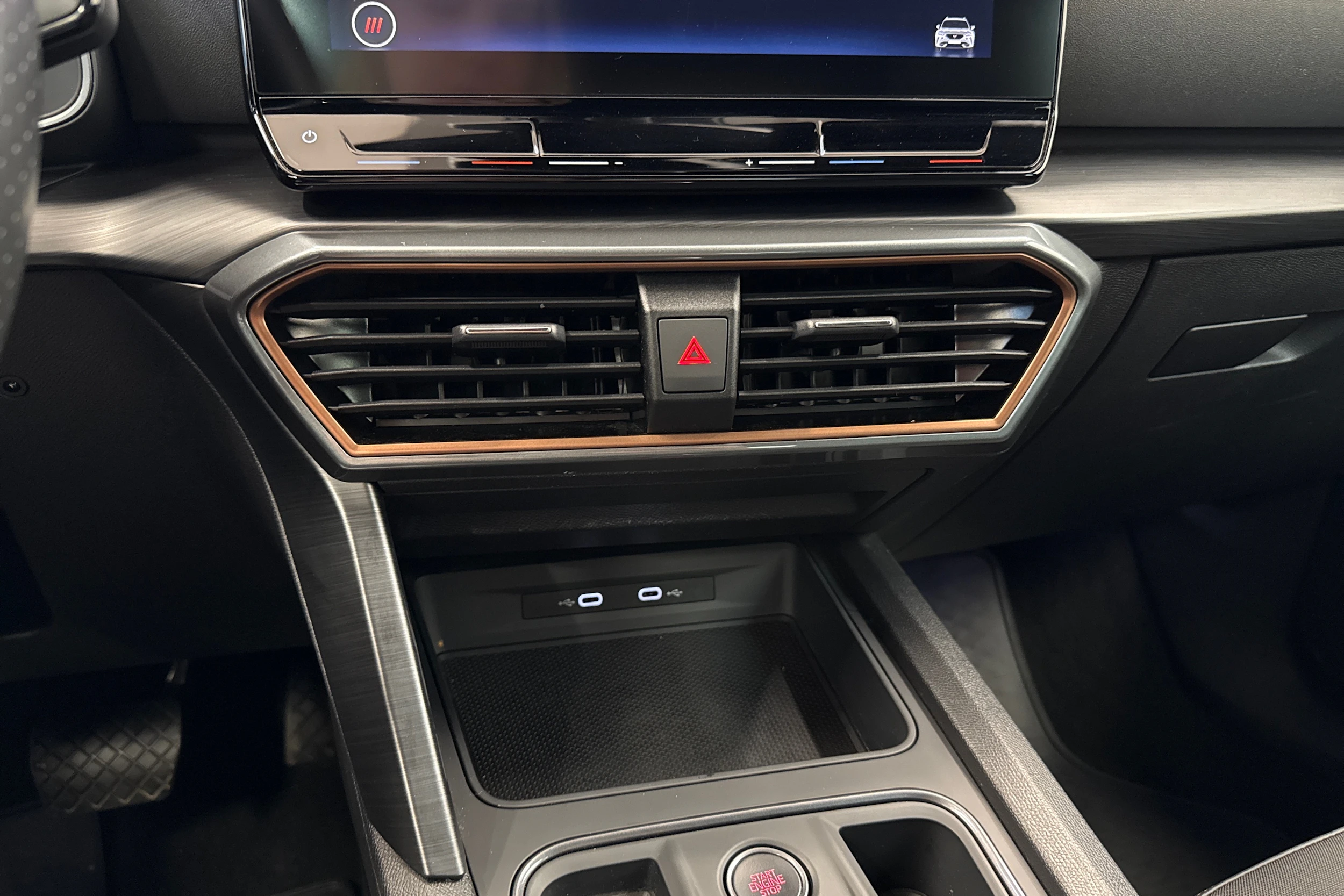 punainen CUPRA Formentor 2023 kuva 18.